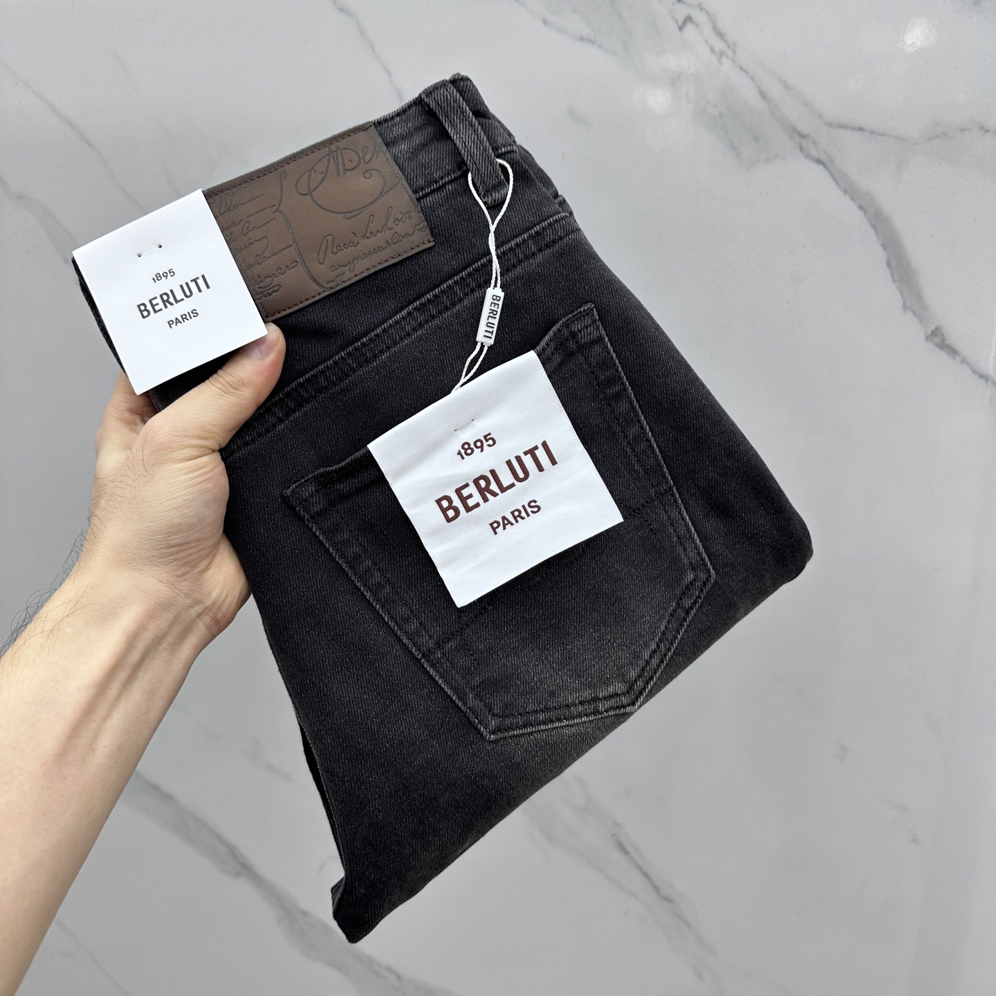 NO:530221,BERLUTI high-end customization, the latest jeans in early spring 2025 are released simultaneously on the counter. Original custom reproduction. Customer-supplied hardware and accessories. Original quality. Imported fixed-color denim fabric. Heavy industry washing. Fine workmanship and excellent upper body!  Preferred single product BD production code number 30-38 without 37, jeans, alexander wang19860909BERLUTI 高端定制、2025早春最新款牛仔裤 柜台同步发售 原版定制复刻 客供五金辅料 原单品质 进口固色牛仔面料 重工洗水 做工走线精细 上身绝佳！优选单品 bd出品 码数30-38无37,,jeans,alexander wang,Men's clothing