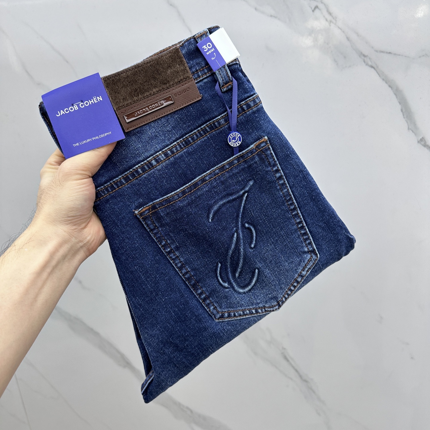 NO:538819,JACOB COHEN* high-end customization, the latest jeans in early spring 2025 are released simultaneously on the counter. Original custom reproduction. Customer-supplied hardware and accessories. Original quality. Imported fixed-color denim fabric. Heavy industry washing. Fine workmanship and excellent upper body!  Preferred single product BD production code number 30-38 without 37, jeans, alexander wang19860909JACOB COHEN*高端定制、2025早春最新款牛仔裤 柜台同步发售 原版定制复刻 客供五金辅料 原单品质 进口固色牛仔面料 重工洗水 做工走线精细 上身绝佳！优选单品 bd出品 码数30-38无37,,jeans,alexander wang,Men's clothing