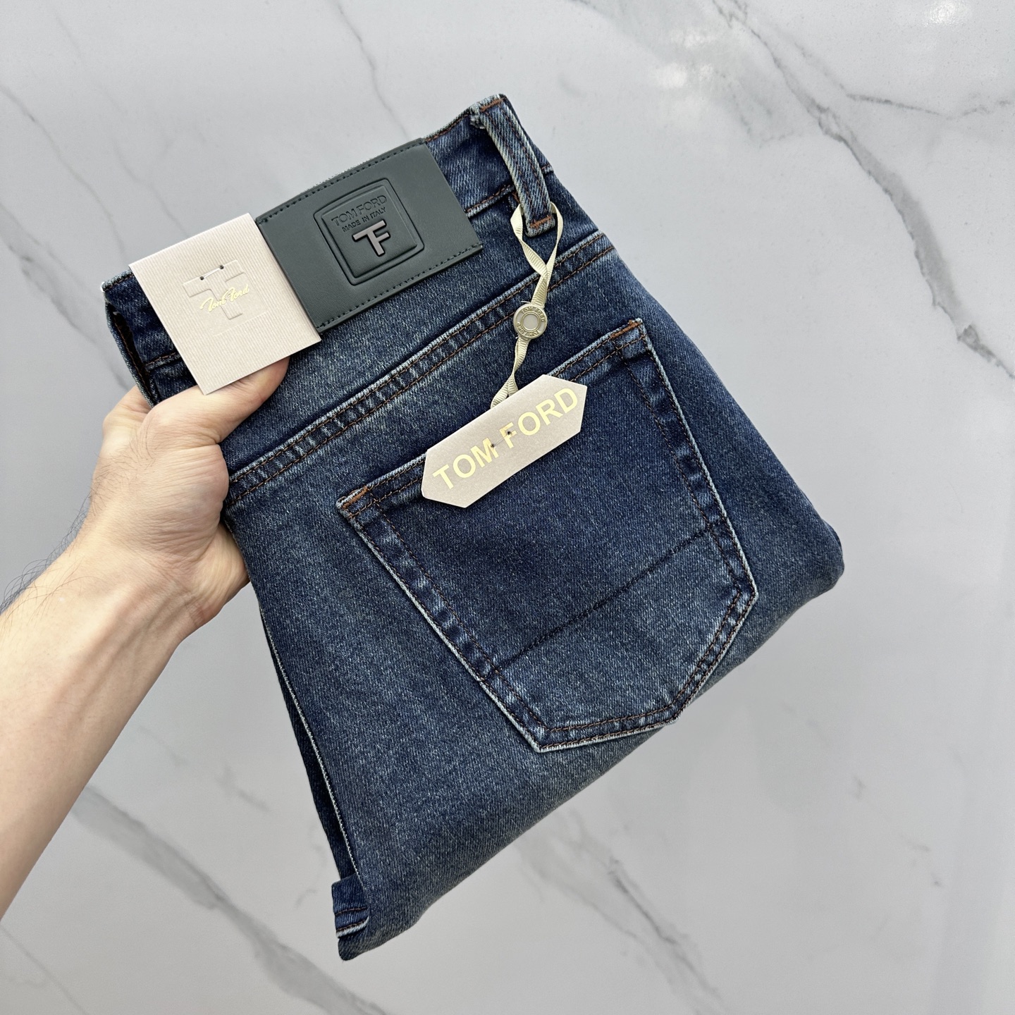 NO:538822,TOM FORD High-end customization, the latest jeans in early spring 2025 are released simultaneously on the counter. Original customization reproduction. Customer-supplied hardware and accessories. Original quality. Imported fixed-color denim fabric. Heavy industry washing. Fine workmanship and excellent upper body!  Products of BD with 30-38 No 37, Tom ford, jeans, alexander wang19860909TOM FORD 高端定制、2025早春最新款牛仔裤 柜台同步发售 原版定制复刻 客供五金辅料 原单品质 进口固色牛仔面料 重工洗水 做工走线精细 上身绝佳！优选单品 bd出品 码数30-38无37,,tom ford,jeans,alexander wang,Men's clothing