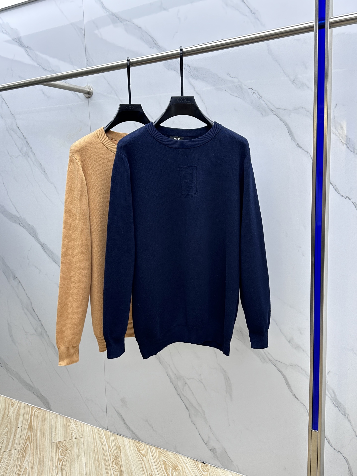 NO:537750,FENDI letter relief sweater is made of pure cotton fabric. Natural fibers give this dress the comfort and softness, skin-friendly and breathable, and strong sweat-absorbing. The whole dress is only embossed with letter relief on the chest, protruding on the surface of the dress, with a strong three-dimensional feeling, the edges are neat and smooth, there is no burrs, and the firmness is very high. There is no need to worry about falling off easily. The threads on the neckline, cuffs and hem are amazing!  It uses high-quality elastic yarn, which can be easily retracted and unstretched when stretched, and will not be loose. It will not be easily deformed no matter how many times you wash it. Pilling can be matched with many types of clothing to create a fashionable look. Customized auxiliary materials are complete, with three standards, the same style as men and women!  hei size S~XL, fendi, fendi, sweaters, alexander wang19860909FENDI芬迪字母浮雕毛衣 采用纯棉面料制作,天然纤维赋予了这件衣服的舒适柔软,亲肤透气,吸汗性强,整件衣服只有胸前的字母浮雕点缀,凸起于衣服的表面,有很强的立体感,边缘整齐平滑,没有毛边,牢固度很高,不用担心会轻易的脱落,领口,袖口和下摆的螺纹绝了！用的是高品质弹力纱线,拉伸时收放自如,不勒不松垮,洗多少次都不容易变形,起球,能与多类型服饰搭配营造时尚造型,定制辅料,三标齐全,男女同款！hei 尺码S～XL,,fendi,fendi,sweaters,alexander wang,Men's clothing