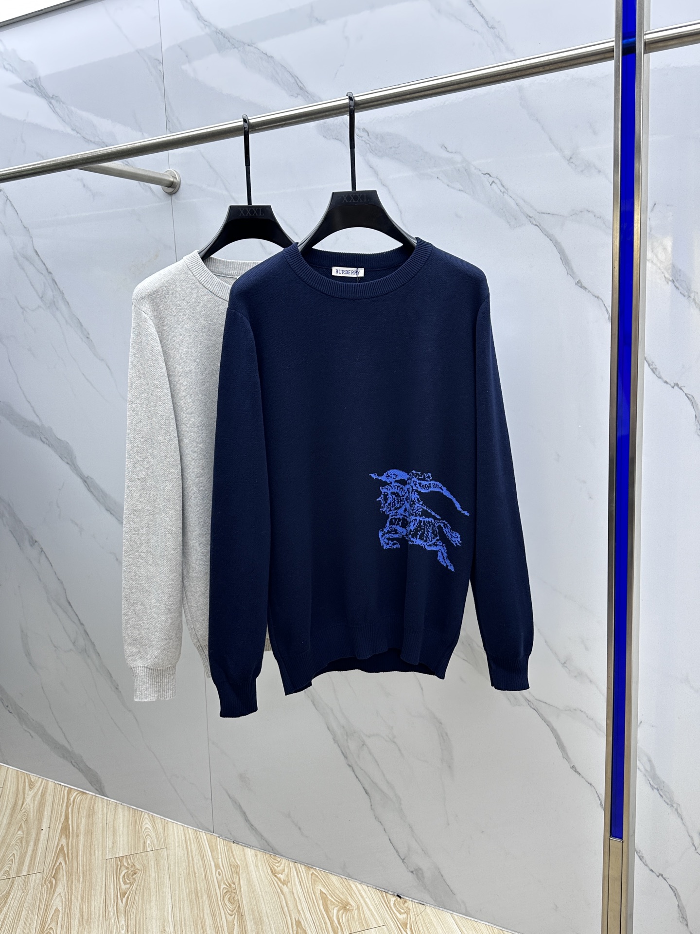 NO:537752,Burberry Jacquard Sweater is made of pure cotton fabric. Natural fibers give this dress the comfort and softness, skin-friendly and breathable, and strong sweat-absorbing. The whole dress is embellished with jacquard Sweater, which bulges on the surface of the dress, with a strong three-dimensional feeling, neat and smooth edges, no burrs, and high firmness. Don’t worry about falling off easily. The threads on the neckline, cuffs and hem are amazing!  It uses high-quality elastic yarn, which can be easily retracted and unstretched when stretched, and will not be loose. It will not be easily deformed no matter how many times you wash it. Pilling can be matched with many types of clothing to create a fashionable look. Customized auxiliary materials are complete, with three standards, the same style as men and women!  hei size S~XL, burberry, burberry, sweaters, alexander wang19860909Burberry巴宝莉 战马提花毛衣 采用纯棉面料制作,天然纤维赋予了这件衣服的舒适柔软,亲肤透气,吸汗性强,整件衣服只有提花战马点缀,凸起于衣服的表面,有很强的立体感,边缘整齐平滑,没有毛边,牢固度很高,不用担心会轻易的脱落,领口,袖口和下摆的螺纹绝了！用的是高品质弹力纱线,拉伸时收放自如,不勒不松垮,洗多少次都不容易变形,起球,能与多类型服饰搭配营造时尚造型,定制辅料,三标齐全,男女同款！hei 尺码S～XL,,burberry,burberry,sweaters,alexander wang,Men's clothing