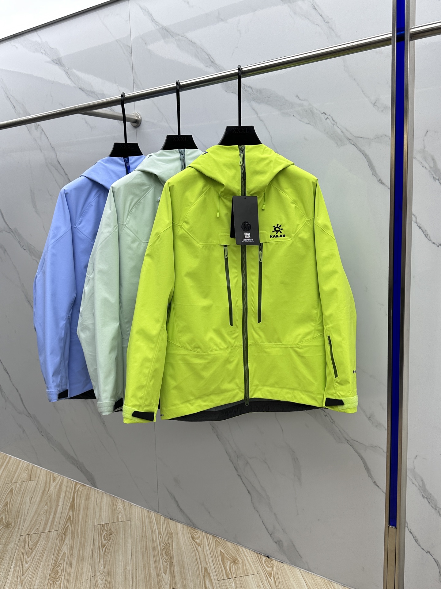 NO:530224,25-year new MONT X o China Mountaineering Series KAILAS MONT X-PRO Sports Outdoor GORE-TEX PRO 3L Windproof Waterproof Lightweight Mountaineering All-weather Hard Shell Jacket Men and Women KAILAS mont-x pro meets the protection, lightweight and functional needs of outdoor adventures with better performance. The carefully upgraded MONT X-PRO has stronger waterproof performance while further achieving lightweight. It is equipped with professional sports tailoring, which significantly improves the lightness and flexibility of sports, providing all-weather protection and comfortable wearing experience for alpine sports.xy Size S M L XL XXL,,alexander wang1986090925年新款MONT X o中国登山系列  凯乐石KAILAS MONT X-PRO 运动户外GORE-TEX PRO 3L防风防水轻量登山全天候 硬壳冲锋衣 男女同款 凯乐石mont-x pro以更卓越的性能表现满足户外探险对防护性、轻量性和功能性的需求.经过精心升级的MONT X-PRO在具备更强防水性能的同时,进一步实现轻量化,搭载专业运动版型剪裁,显著提升运动的轻便性和灵活性,为高山运动提供全天候的保护和舒适穿着体验.xy 尺码S M L XL XXL,,alexander wang,Men's clothing