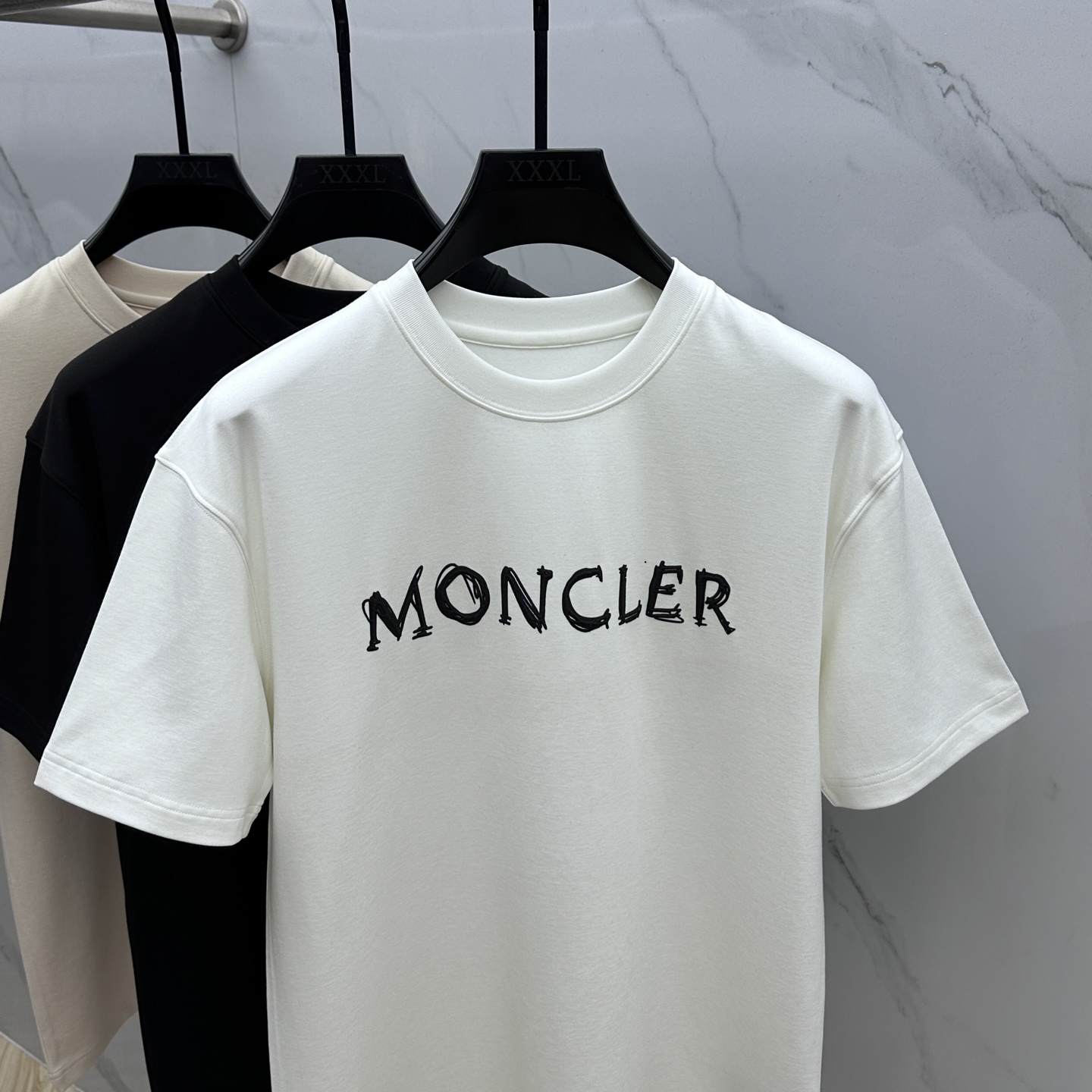 🆕Moncler蒙口 2025SS秋季新款短袖打底T 恤，以当季色调传递典雅韵味，成就日常搭配佳选。胸前