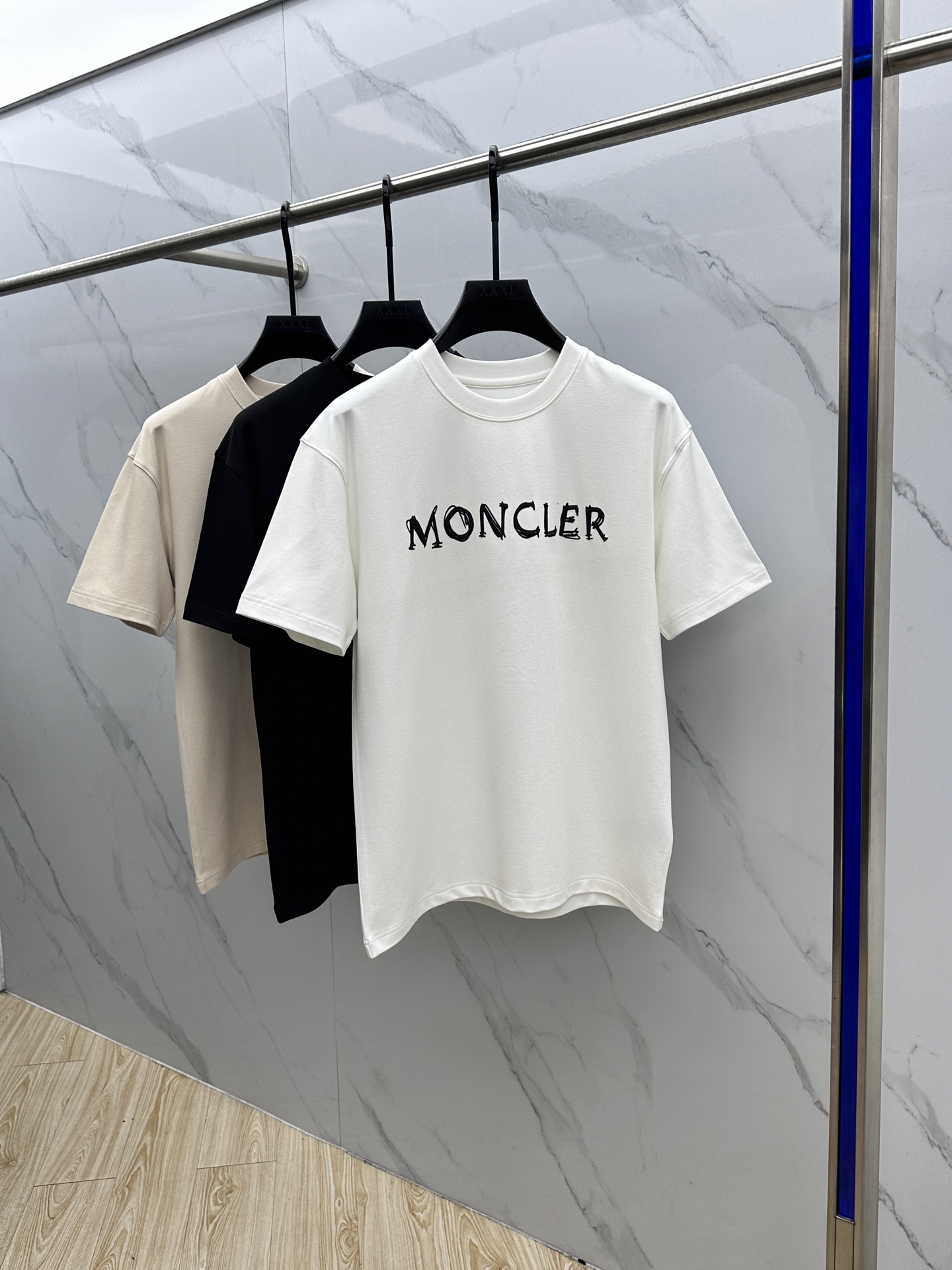 🆕Moncler蒙口 2025SS秋季新款短袖打底T 恤，以当季色调传递典雅韵味，成就日常搭配佳选。胸前