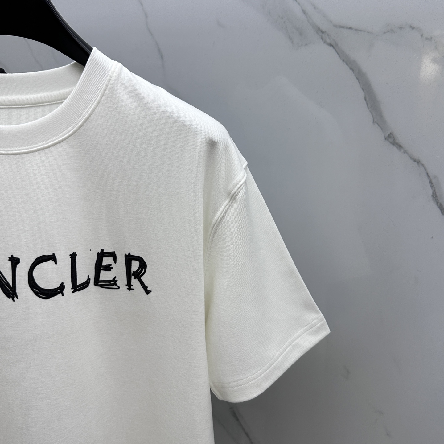 🆕Moncler蒙口 2025SS秋季新款短袖打底T 恤，以当季色调传递典雅韵味，成就日常搭配佳选。胸前