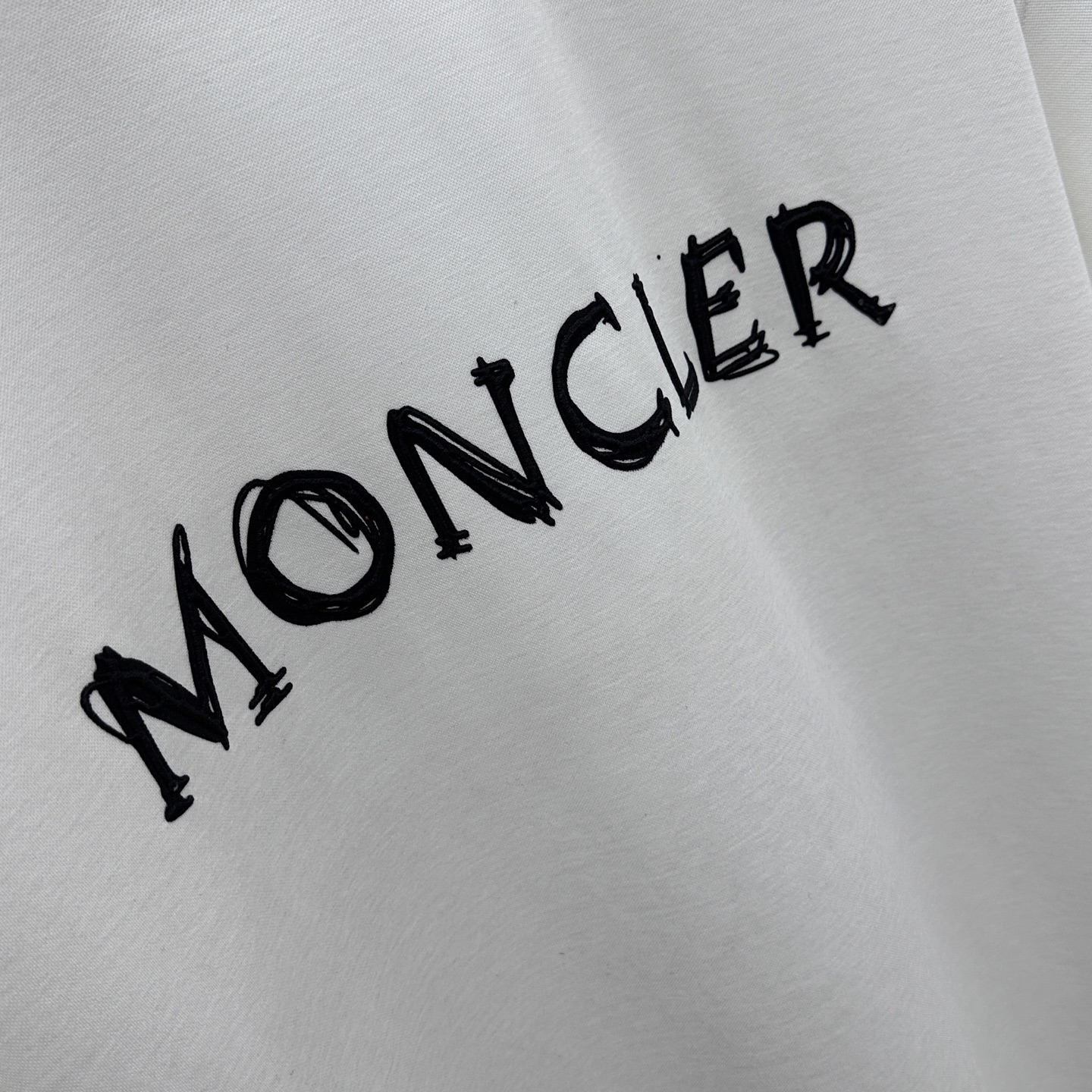 🆕Moncler蒙口 2025SS秋季新款短袖打底T 恤，以当季色调传递典雅韵味，成就日常搭配佳选。胸前