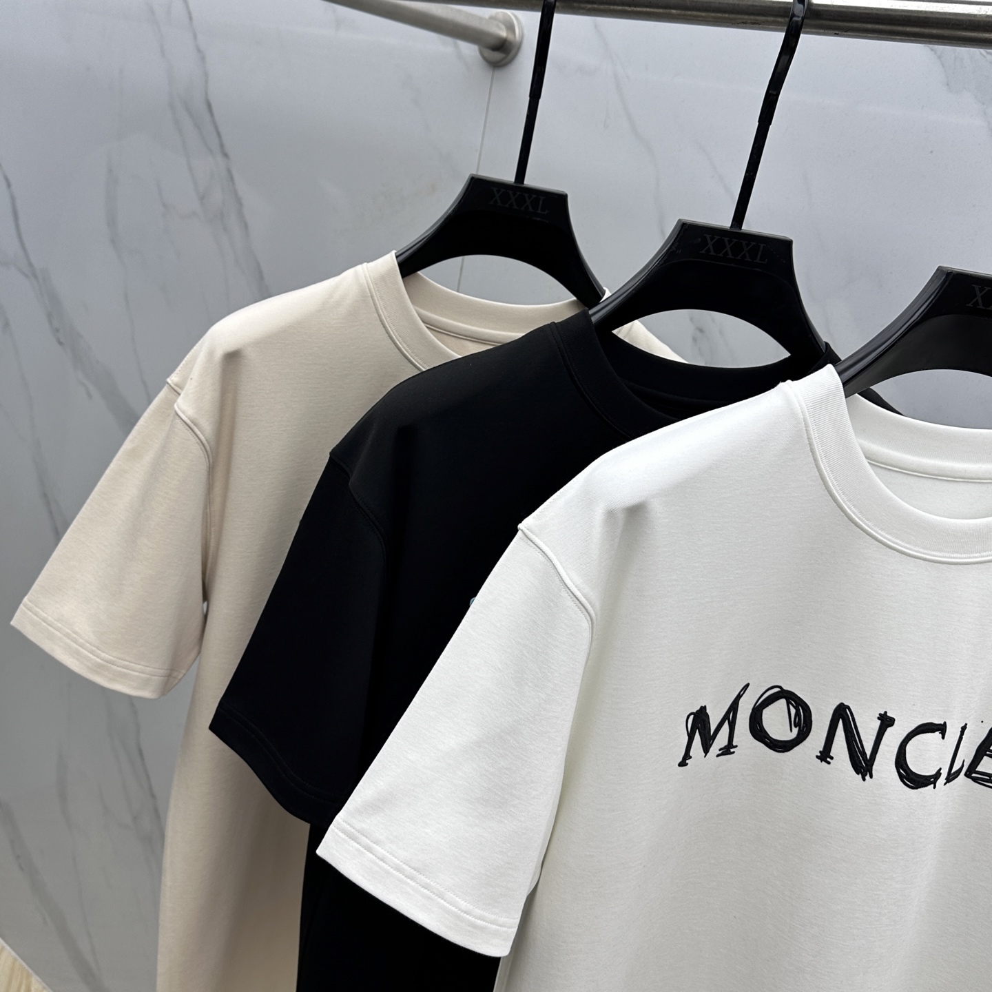 🆕Moncler蒙口 2025SS秋季新款短袖打底T 恤，以当季色调传递典雅韵味，成就日常搭配佳选。胸前