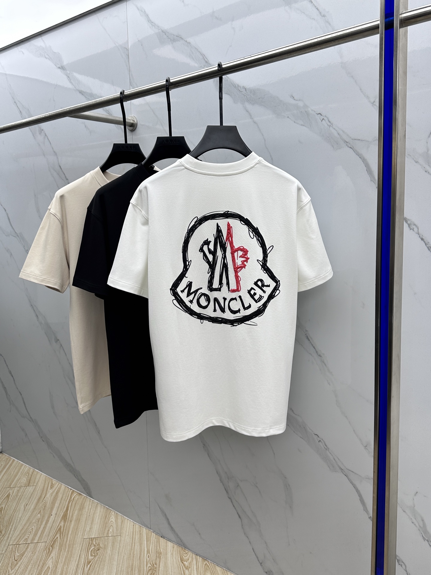 🆕Moncler蒙口 2025SS秋季新款短袖打底T 恤，以当季色调传递典雅韵味，成就日常搭配佳选。胸前