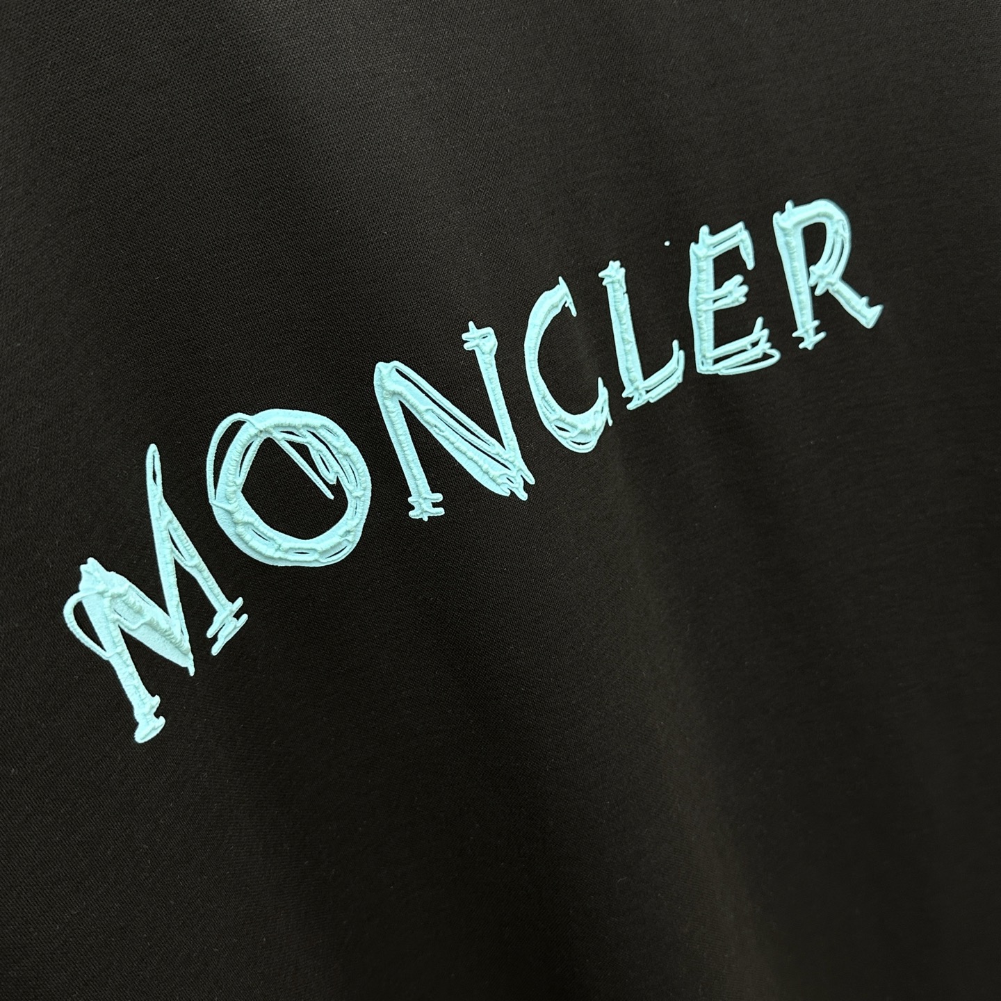 🆕Moncler蒙口 2025SS秋季新款短袖打底T 恤，以当季色调传递典雅韵味，成就日常搭配佳选。胸前
