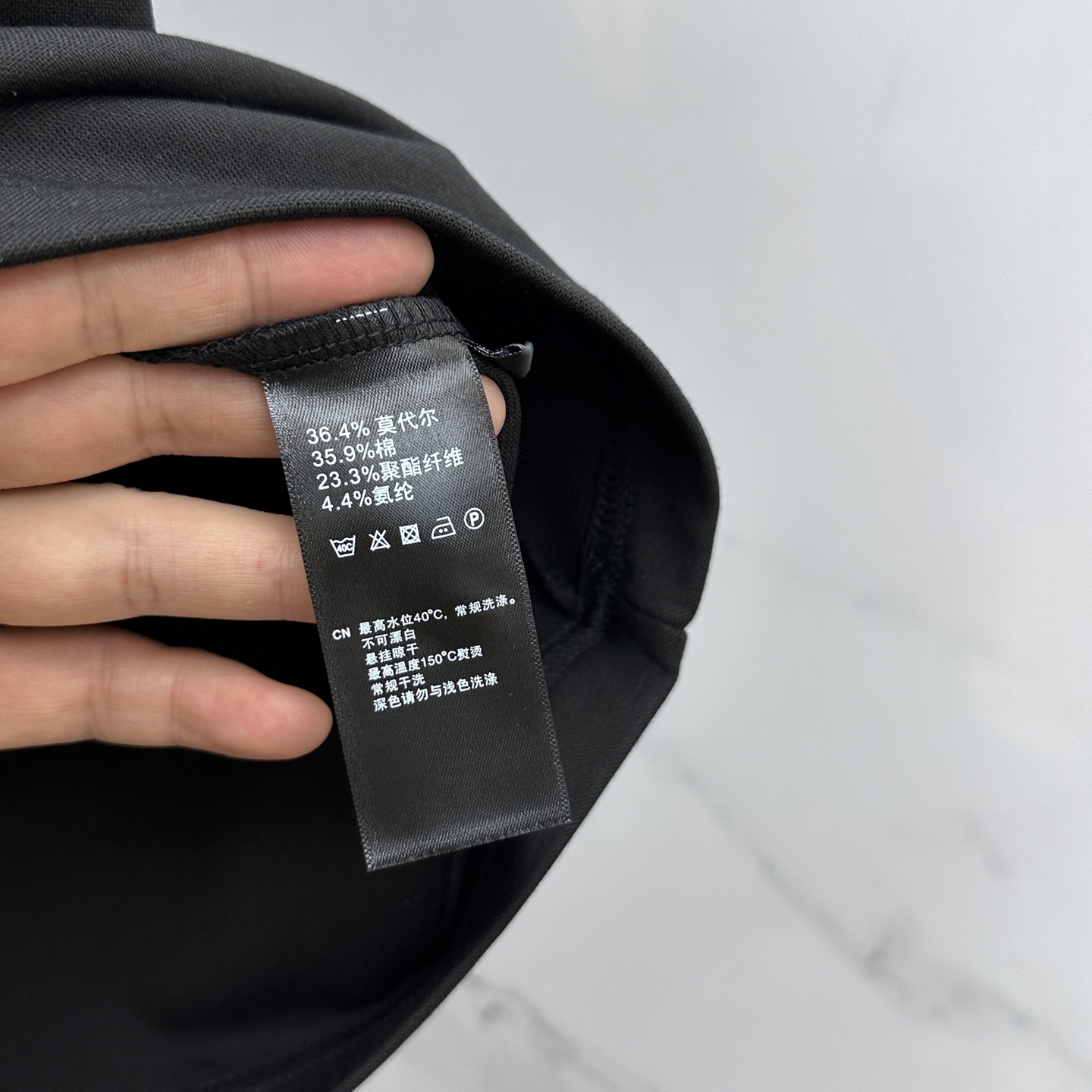 🆕Moncler蒙口 2025SS秋季新款短袖打底T 恤，以当季色调传递典雅韵味，成就日常搭配佳选。胸前