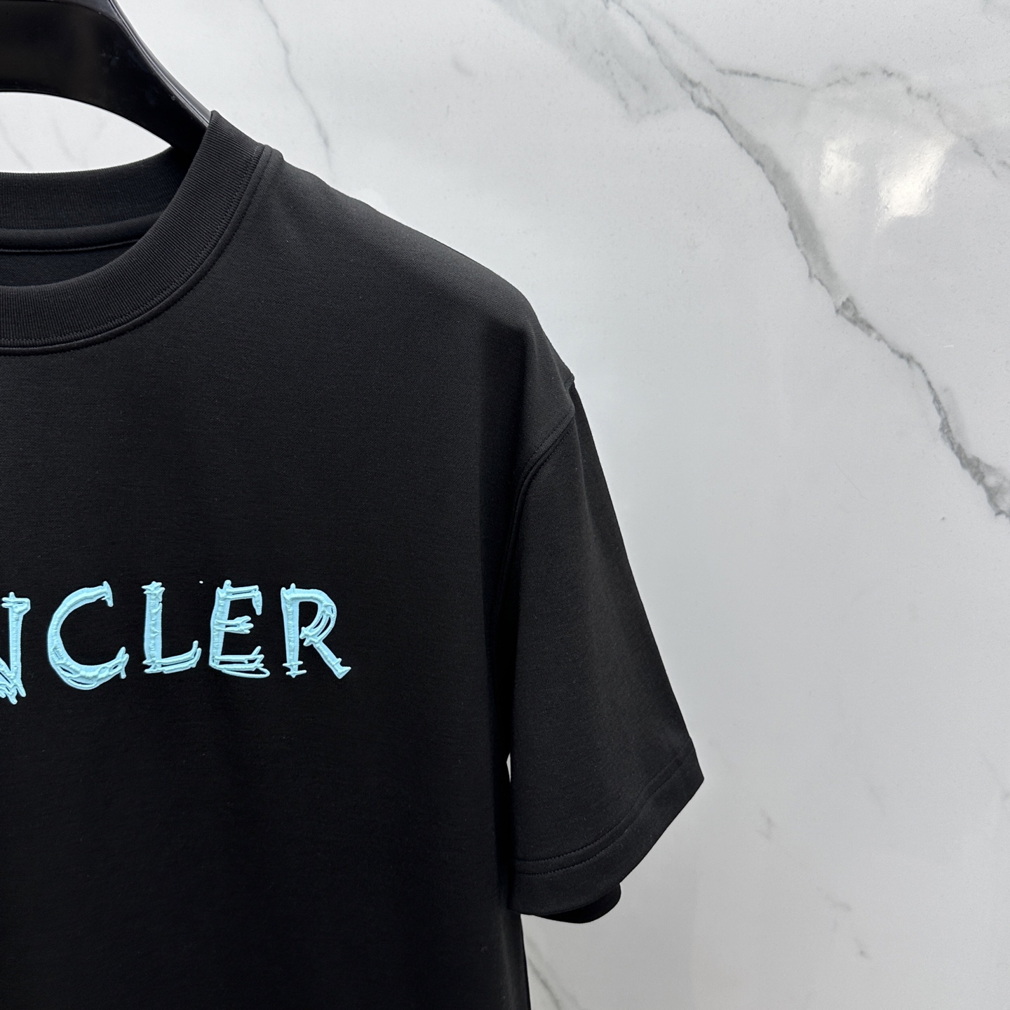 🆕Moncler蒙口 2025SS秋季新款短袖打底T 恤，以当季色调传递典雅韵味，成就日常搭配佳选。胸前