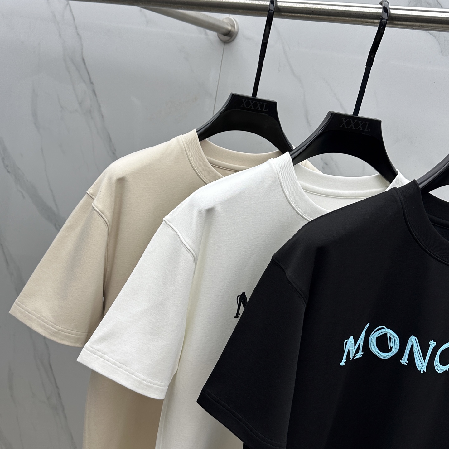 🆕Moncler蒙口 2025SS秋季新款短袖打底T 恤，以当季色调传递典雅韵味，成就日常搭配佳选。胸前