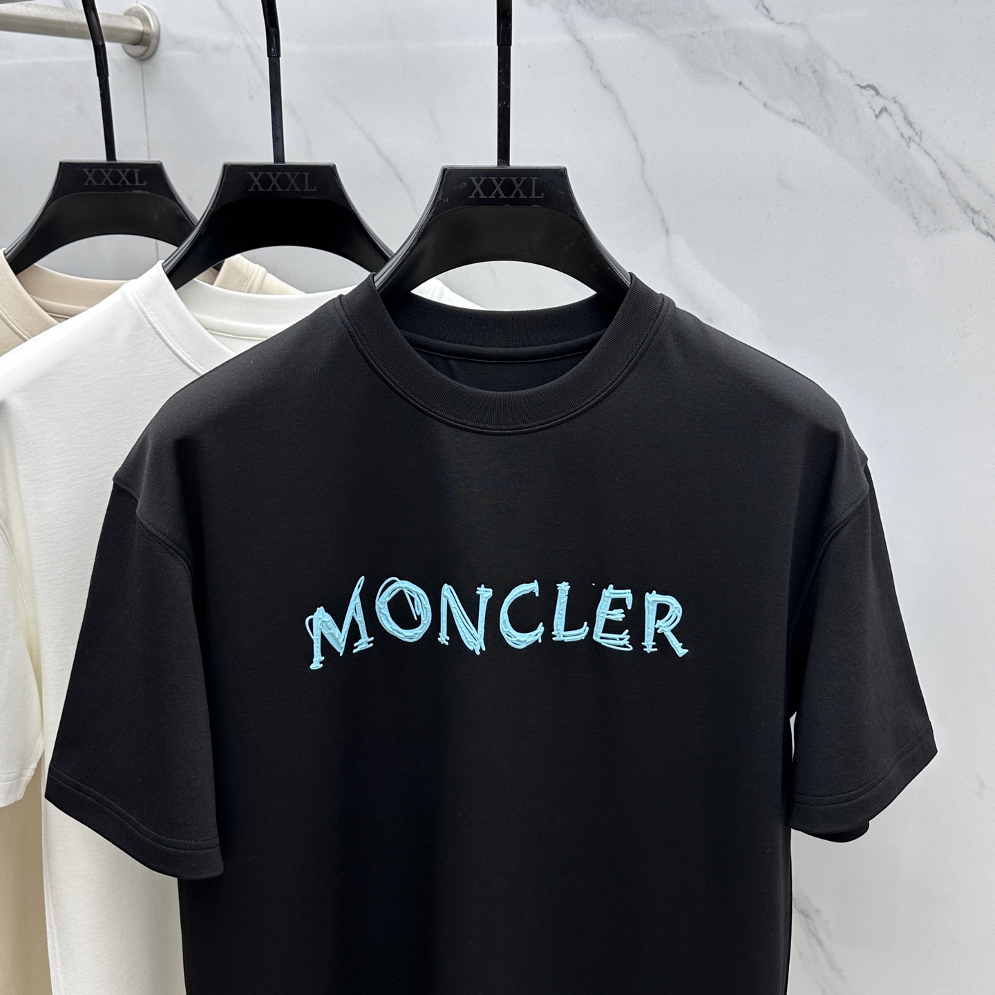 🆕Moncler蒙口 2025SS秋季新款短袖打底T 恤，以当季色调传递典雅韵味，成就日常搭配佳选。胸前