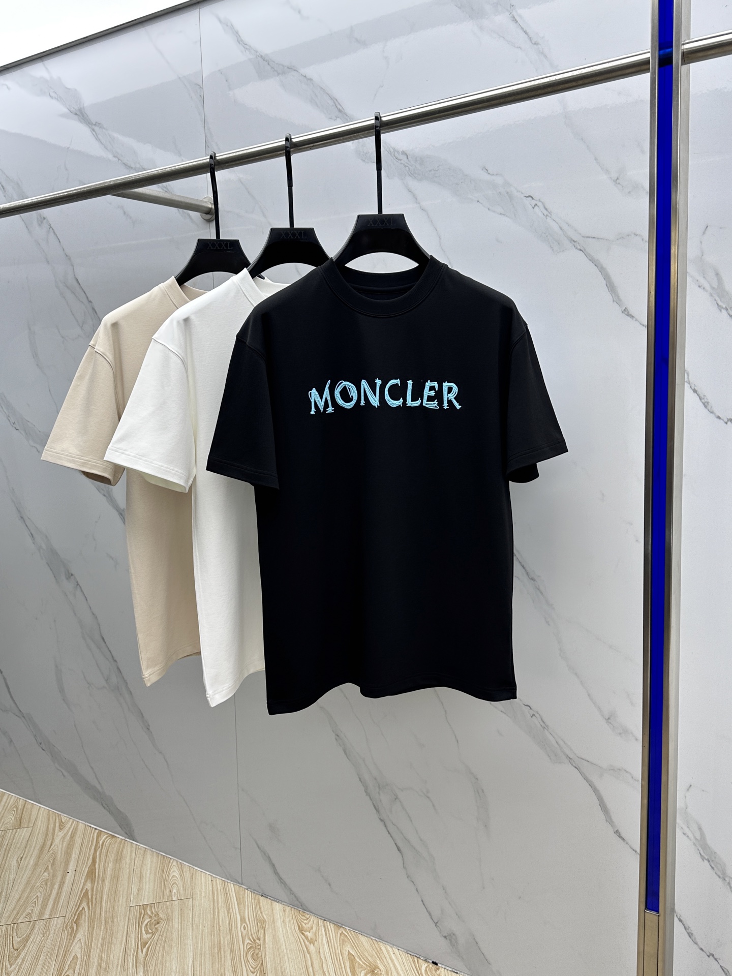 🆕Moncler蒙口 2025SS秋季新款短袖打底T 恤，以当季色调传递典雅韵味，成就日常搭配佳选。胸前