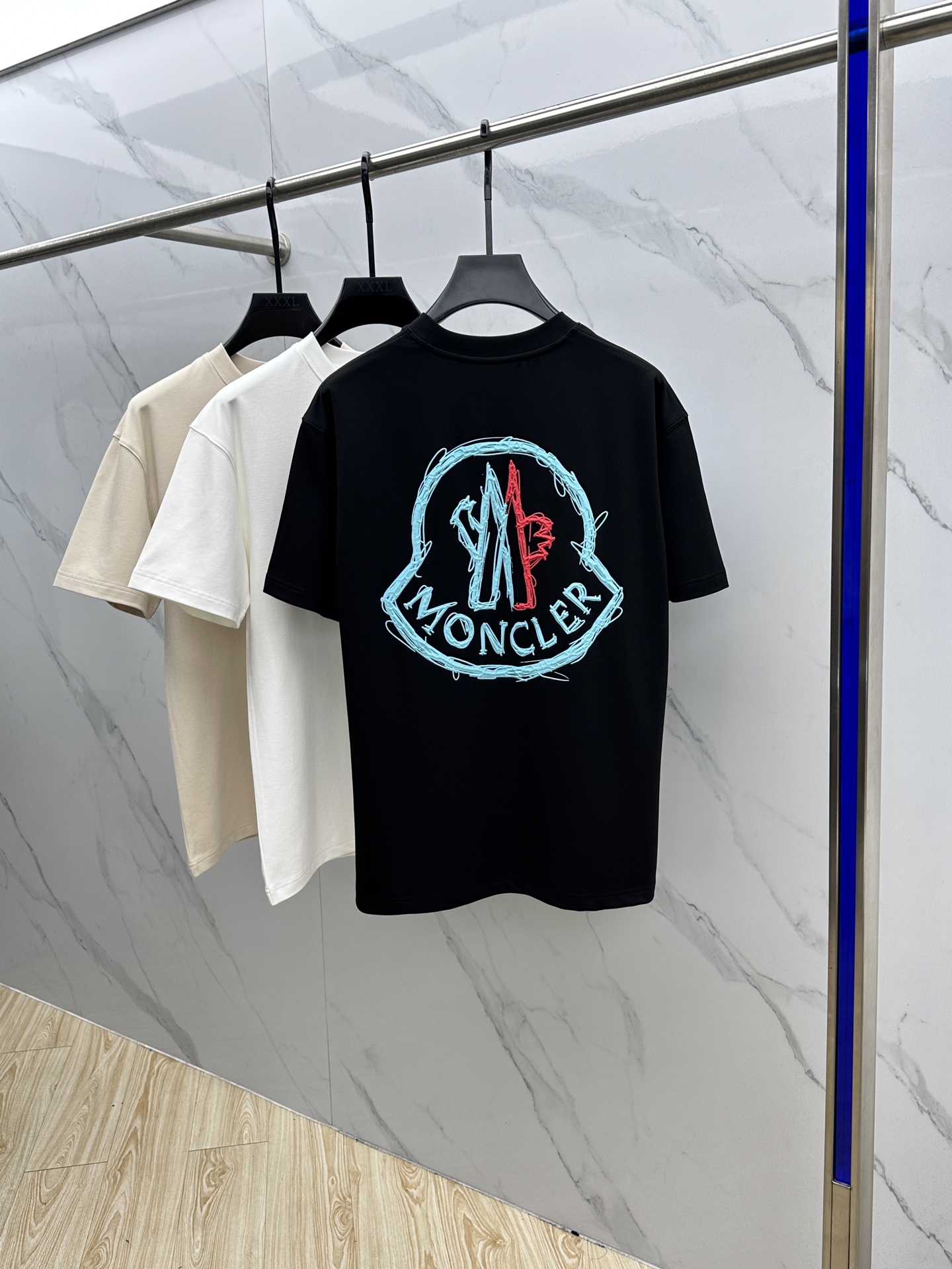 🆕Moncler蒙口 2025SS秋季新款短袖打底T 恤，以当季色调传递典雅韵味，成就日常搭配佳选。胸前