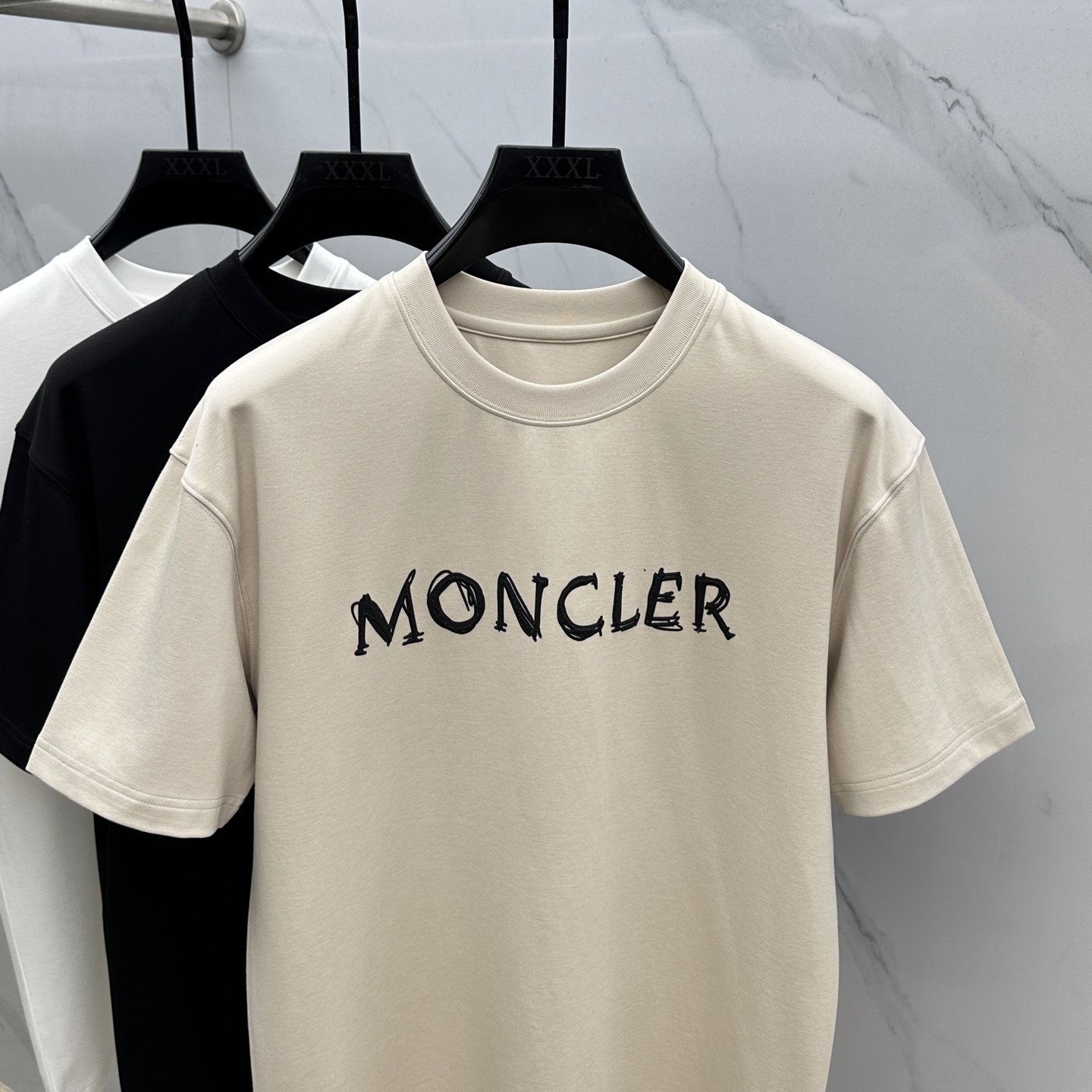 🆕Moncler蒙口 2025SS秋季新款短袖打底T 恤，以当季色调传递典雅韵味，成就日常搭配佳选。胸前