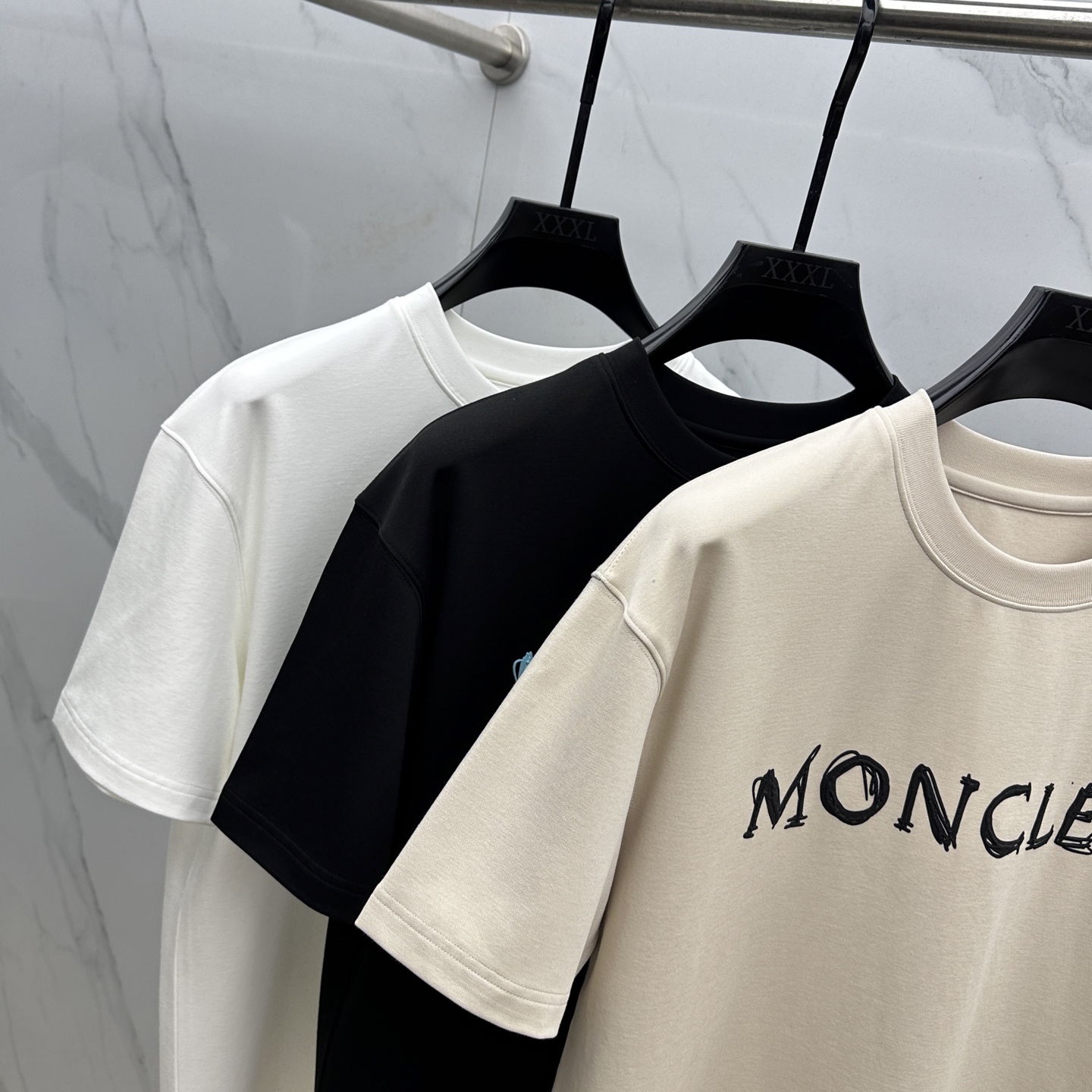 🆕Moncler蒙口 2025SS秋季新款短袖打底T 恤，以当季色调传递典雅韵味，成就日常搭配佳选。胸前