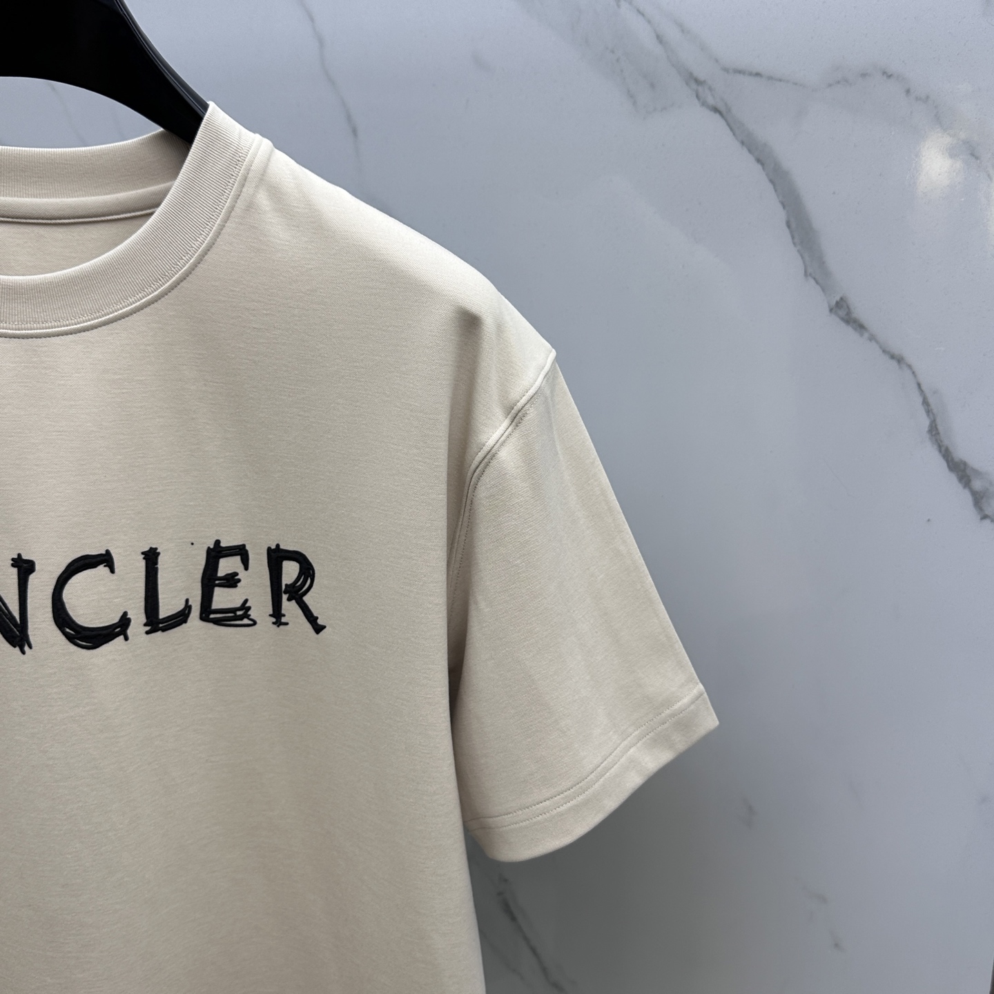 🆕Moncler蒙口 2025SS秋季新款短袖打底T 恤，以当季色调传递典雅韵味，成就日常搭配佳选。胸前