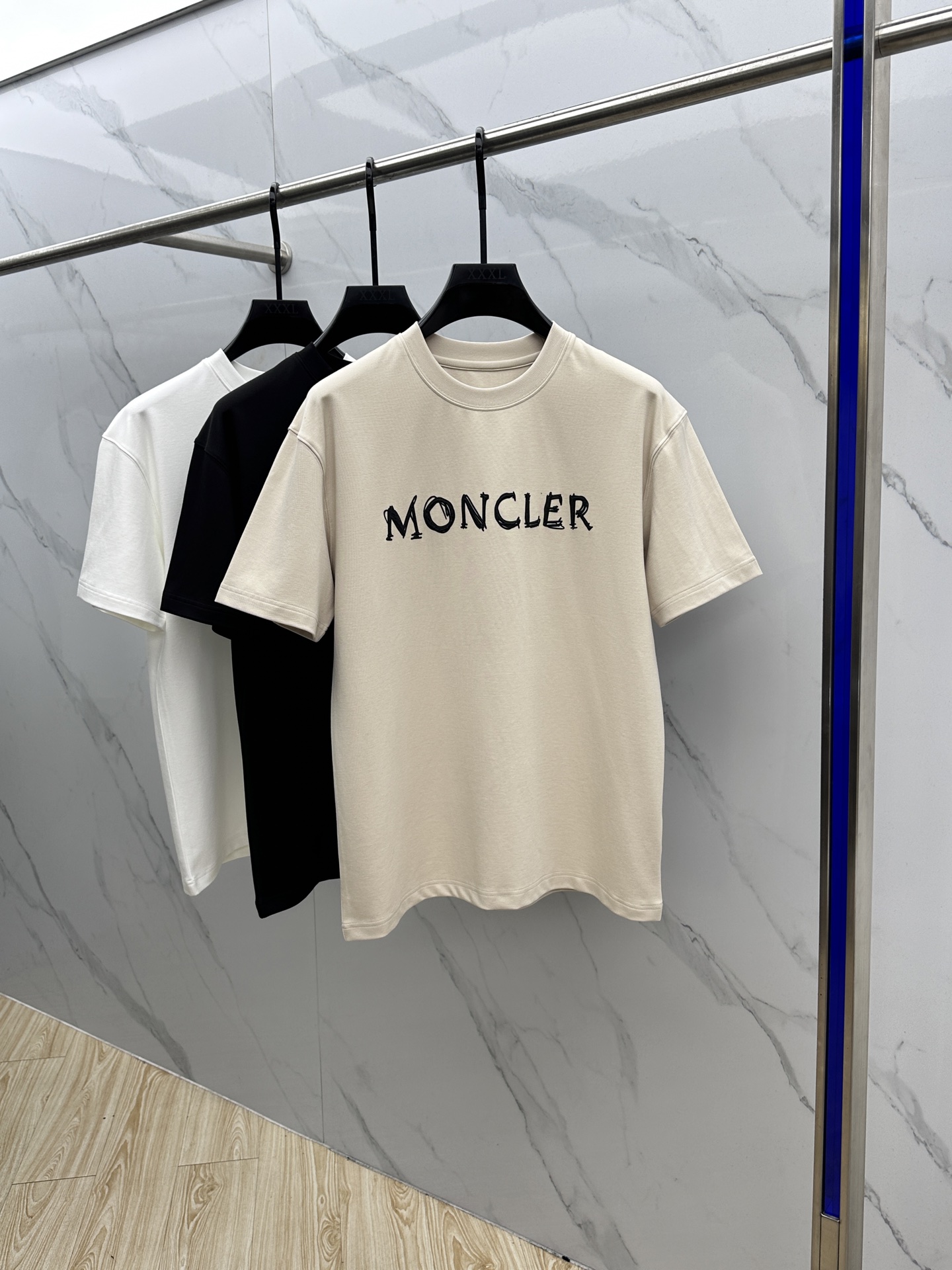 NO:537740,Moncler hooded 2025SS Autumn new short-sleeved base T-shirt, conveying elegant charm with seasonal tones, making it a good choice for daily matching. The logo on the chest implicitly marks the brand identity, the letters are three-dimensional craftsmanship, fine workmanship, fashionable and atmospheric, and comfortable skin. The three-marks are complete xh size M-3XL, Moncler, T-shirt, alexander wang19860909Moncler蒙口 2025SS秋季新款短袖打底T 恤,以当季色调传递典雅韵味,成就日常搭配佳选.胸前logo标识含蓄标注品牌身份,字母立体工艺、做工精细、时尚大气、贴肤舒适,三标齐全xh 尺码M-3XL,,Moncler,T-shirt,alexander wang,Men's clothing