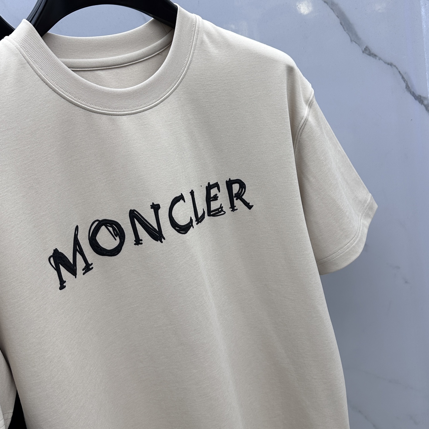 🆕Moncler蒙口 2025SS秋季新款短袖打底T 恤，以当季色调传递典雅韵味，成就日常搭配佳选。胸前