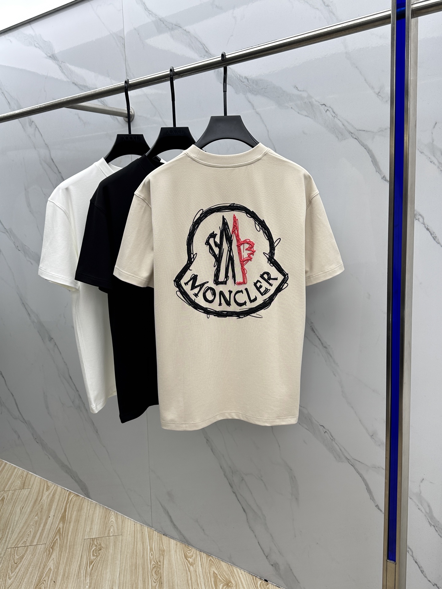 🆕Moncler蒙口 2025SS秋季新款短袖打底T 恤，以当季色调传递典雅韵味，成就日常搭配佳选。胸前