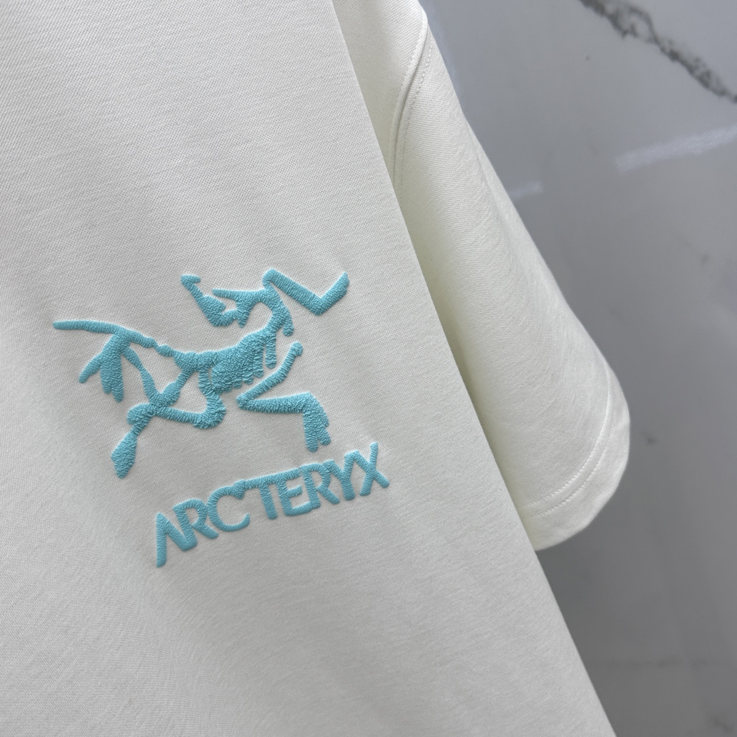 🆕ARCTERYX始祖鸟 2025SS秋季新款短袖打底T 恤，以当季色调传递典雅韵味，成就日常搭配佳选。