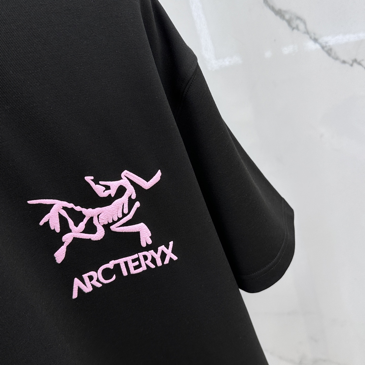 🆕ARCTERYX始祖鸟 2025SS秋季新款短袖打底T 恤，以当季色调传递典雅韵味，成就日常搭配佳选。