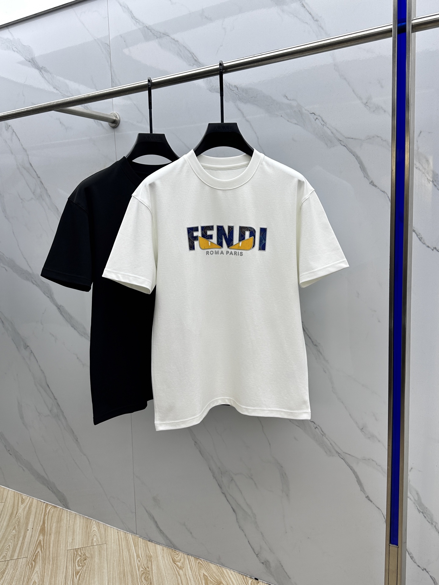 🆕Fendi芬迪 2025SS秋季新款短袖打底T 恤，以当季色调传递典雅韵味，成就日常搭配佳选。胸前lo