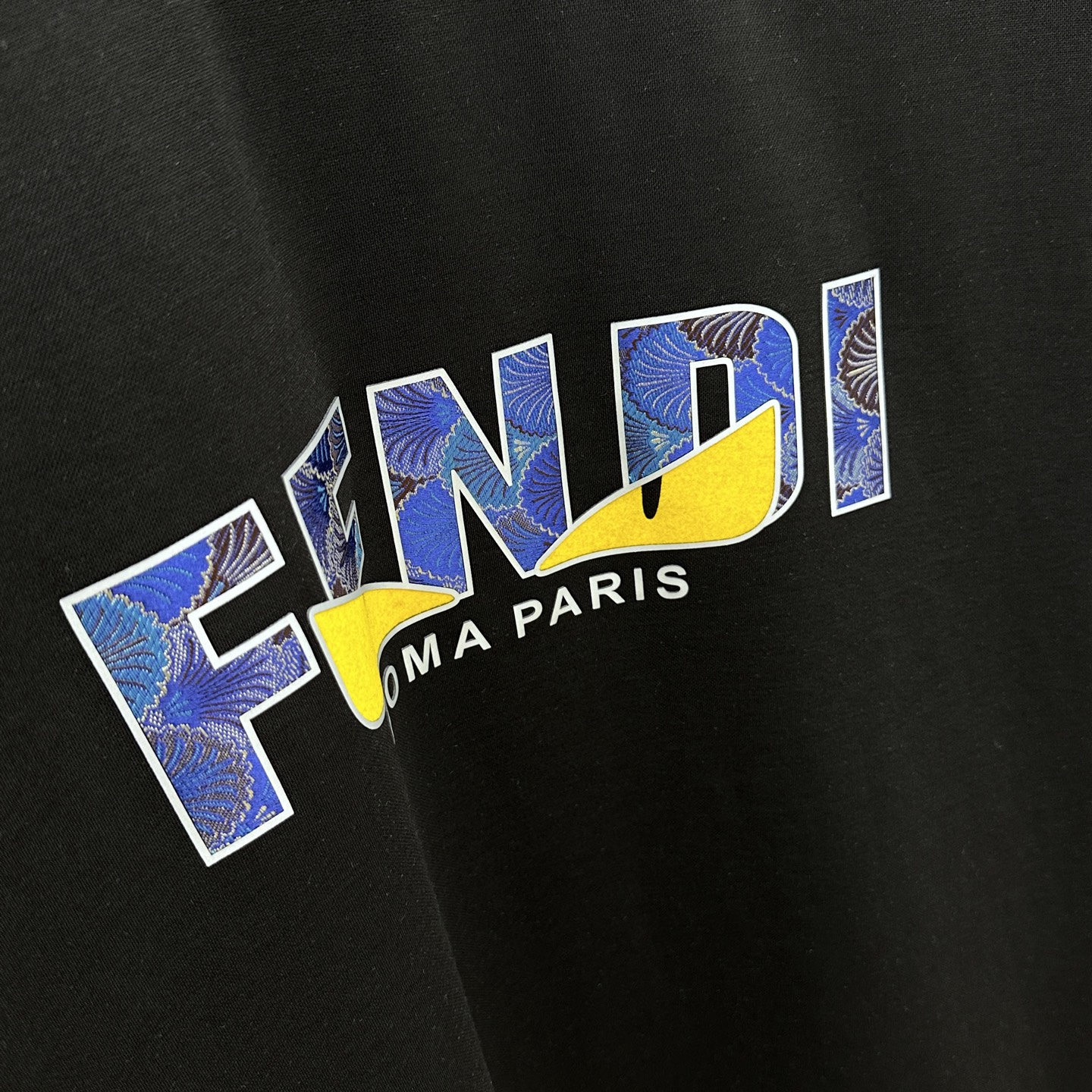 🆕Fendi芬迪 2025SS秋季新款短袖打底T 恤，以当季色调传递典雅韵味，成就日常搭配佳选。胸前lo