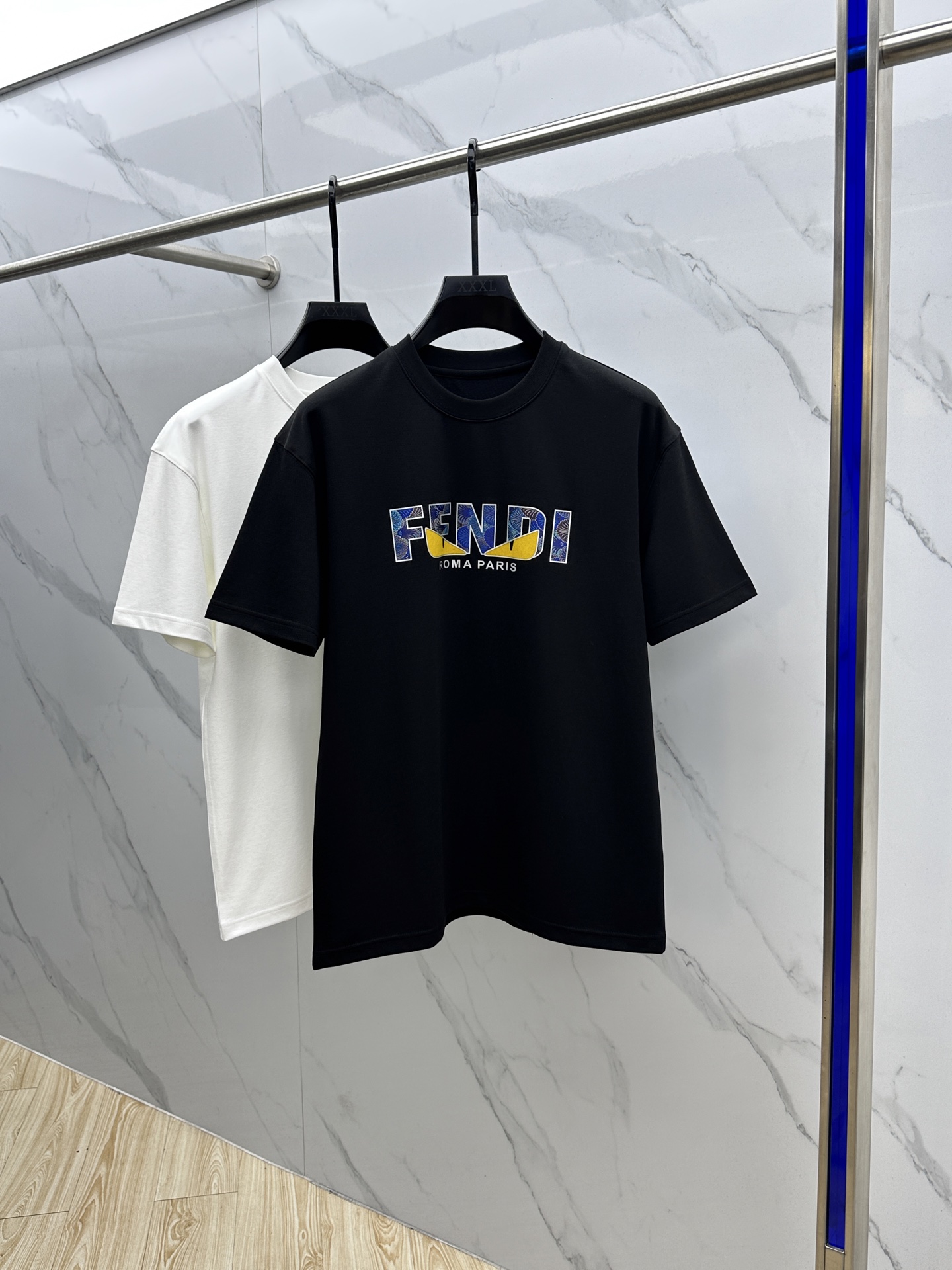 NO:537744,Fendi 2025SS Autumn New Short Sleeve Base T-shirt, conveying elegant charm with seasonal tones, making it a good choice for daily matching. The logo on the chest implicitly marks the brand identity, the letters are three-dimensional craftsmanship, fine workmanship, fashionable and atmospheric, and comfortable skin. The three-marks are complete xh size M-3XL,,fendi,fendi,T-shirt,alexander wang19860909Fendi芬迪 2025SS秋季新款短袖打底T 恤,以当季色调传递典雅韵味,成就日常搭配佳选.胸前logo标识含蓄标注品牌身份,字母立体工艺、做工精细、时尚大气、贴肤舒适,三标齐全xh 尺码M-3XL,,fendi,fendi,T-shirt,alexander wang,Men's clothing