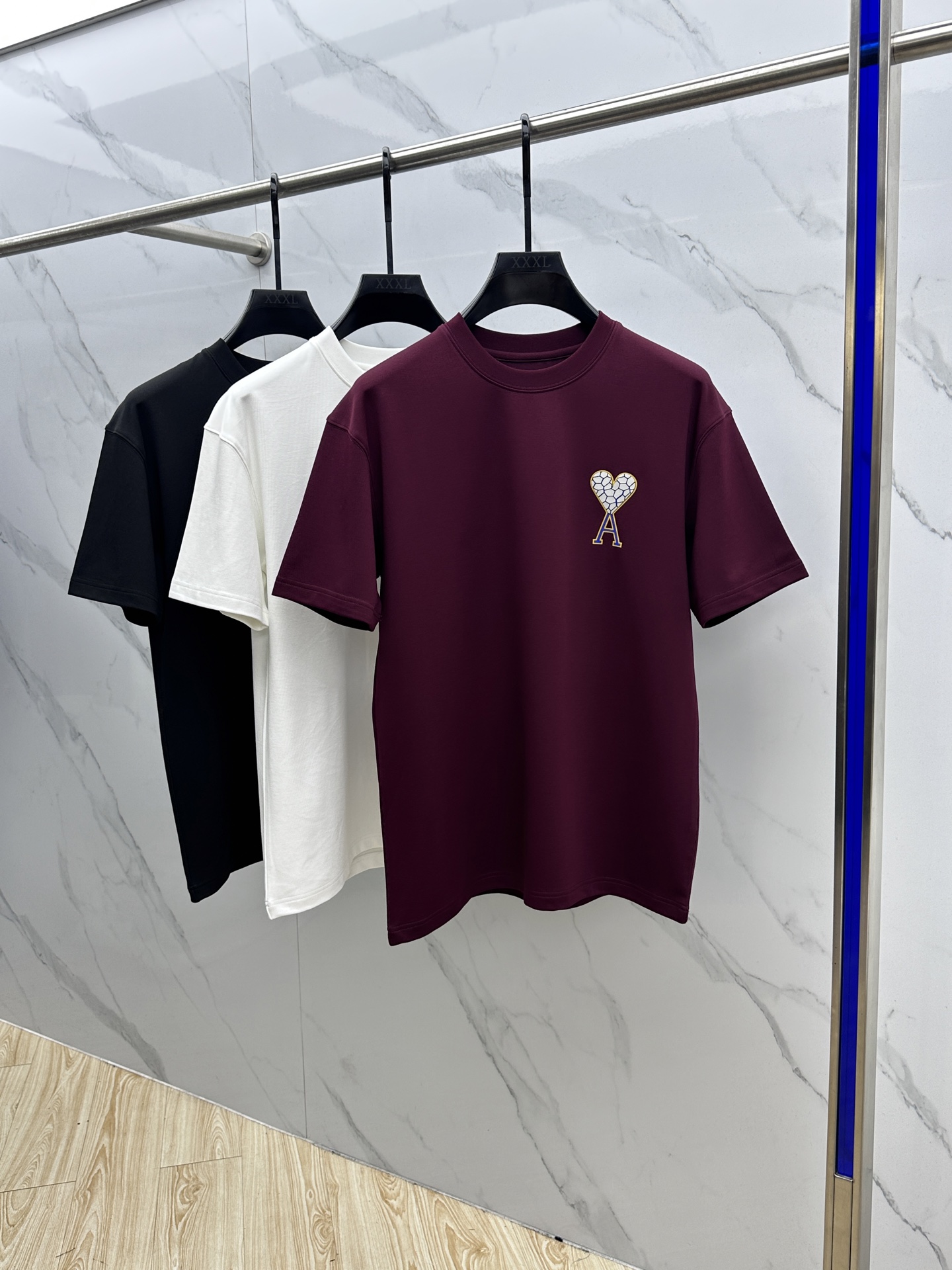 NO:537749,AMI 2025SS Autumn new short-sleeved base T-shirt conveys elegant charm with seasonal tones, making it a good choice for daily matching. The logo on the chest implicitly marks the brand identity, the letters are three-dimensional craftsmanship, fine workmanship, fashionable and atmospheric, and comfortable skin. The three-marks are complete xh size M-3XL, T-shirt, alexander wang19860909AMI 2025SS秋季新款短袖打底T 恤,以当季色调传递典雅韵味,成就日常搭配佳选.胸前logo标识含蓄标注品牌身份,字母立体工艺、做工精细、时尚大气、贴肤舒适,三标齐全xh 尺码M-3XL,,T-shirt,alexander wang,Men's clothing