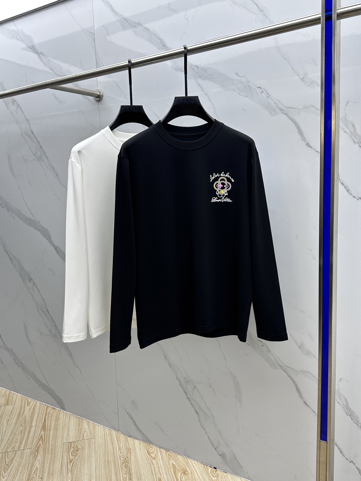 NO:537753,1V* Louis Vuitton 2025SS Autumn new men's round neck long-sleeved T-shirt, conveying elegant charm with seasonal tones, making it a good choice for daily matching. The logo on the chest implicitly marks the brand identity, the letters are three-dimensional printing technology, fine workmanship, fashionable and atmospheric, comfortable skin, high-end custom xh size M-3XL,,louis vuitton,alexander wang198609091V*路易威登 2025SS秋季新款男士圆领长袖 T 恤,以当季色调传递典雅韵味,成就日常搭配佳选.胸前logo标识含蓄标注品牌身份,字母立体印花工艺、做工精细、时尚大气、贴肤舒适,高端定制xh 尺码M-3XL,,louis vuitton,alexander wang,Men's clothing