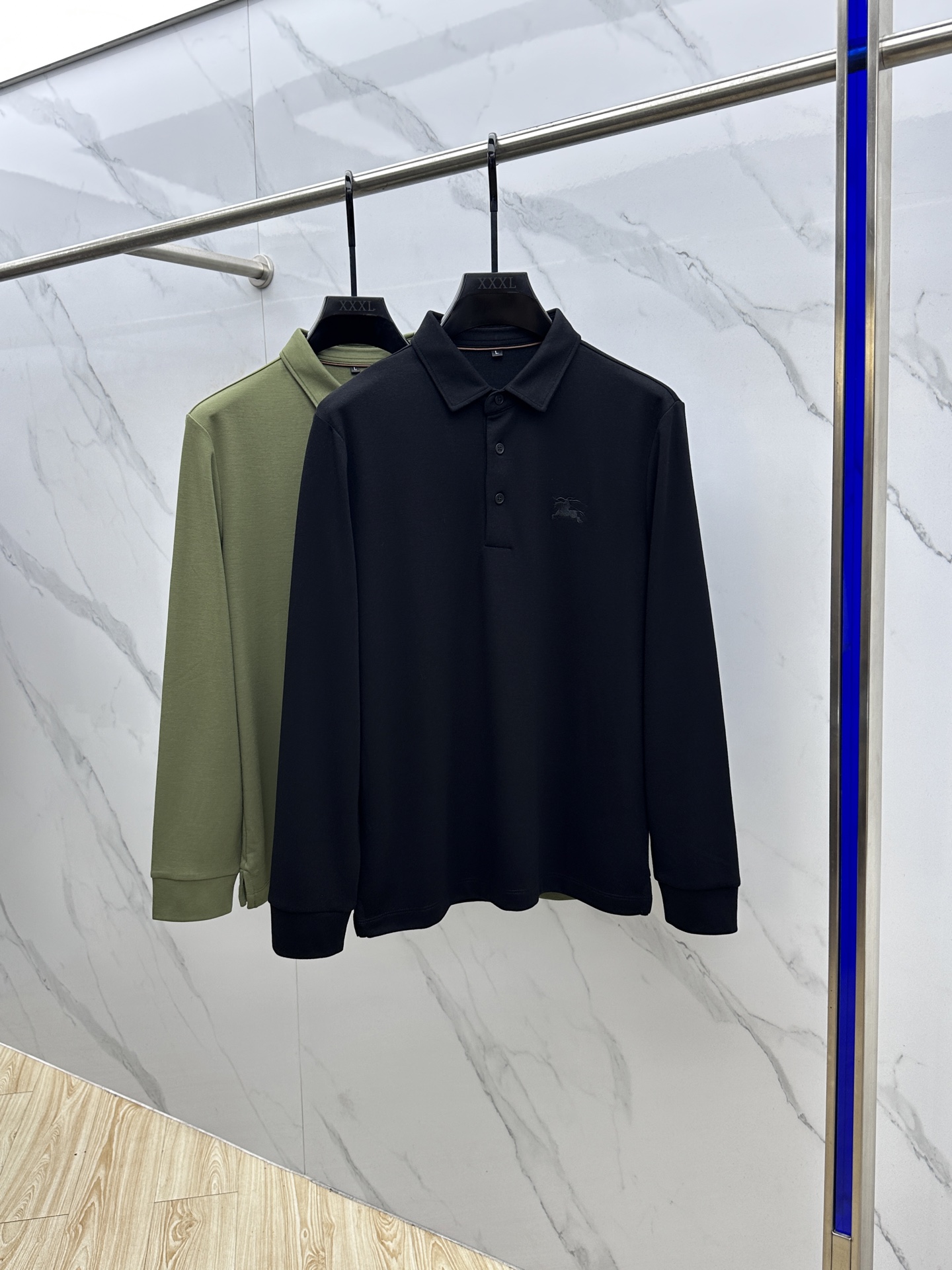 NO:537756,Burberry, the latest model of the new urban 2025 early autumn first-time counter, the latest long-sleeved round-neck wool T-shirt, high-end customization, avant-garde and fashionable design!  Brand logo craft design High-end customized long-length cotton fabric. It feels soft and comfortable to wear. The counter-level exquisite car line is fine. The workmanship is exquisite. The upper body effect is invincible and handsome!  A must-have item for handsome men!  NB code number M-3XL, burberry, burberry, tees, t-shirt, alexander wang19860909Burberry巴宝莉 简约都市2025早秋新款首发专柜最新款长袖圆领羊毛T恤 高端订制 设计前卫时尚！品牌logo工艺设计 高端定制长绒棉面料.手感柔软.穿着舒适.专柜级别精致车线.做工精细.上身效果无敌帅气！型男必备单品！ NB码数M-3XL,,burberry,burberry,tees，t-shirt,alexander wang,Men's clothing