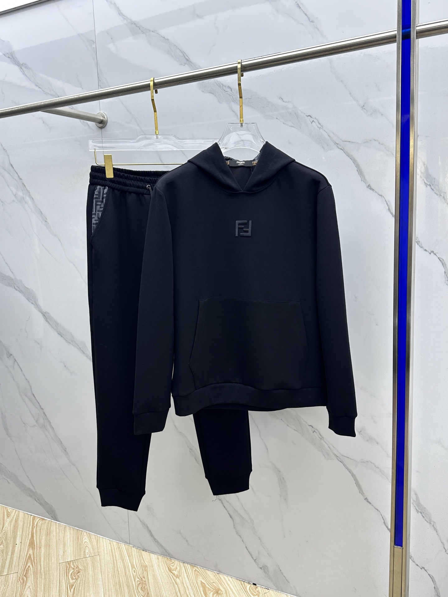 NO:537764,Fendi 2025 autumn and winter new men's casual hooded set, selected air-layer fabrics, no pilling, long-term washing and no deformation, integrating classic brand logo design, top quality counters for sale, top production craft imported fabrics, unique design of counter models, imported high-end custom imported silk thread feels first-class!  Like to come to the art Ls size M-3XL, fendi, fendi, hats, alexander wang19860909Fendi芬迪 2025秋冬新款男士休闲连帽套装,精选空气层面料,不起球,久洗不变形,融汇经典品牌logo设计,顶级的品质专柜在售,顶级制作工艺进口面料,专柜款独特设计,采用进口高端订制进口丝线手感一流！喜欢来术 Ls 尺码M-3XL,,fendi,fendi,hats,alexander wang,Men's clothing