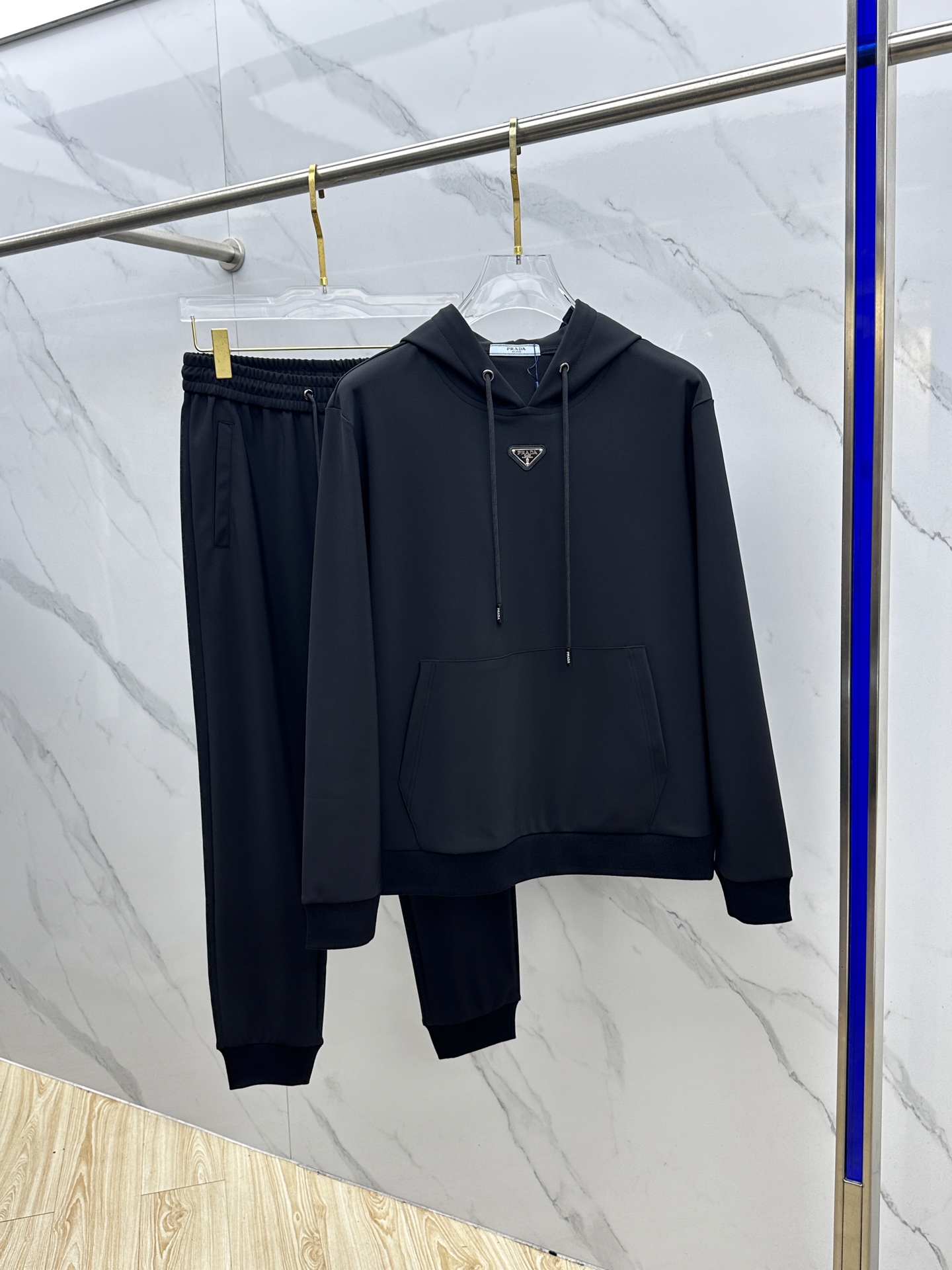 NO:537761,Prada 2025 autumn and winter new men's casual hooded set, customized high-end fabrics, no pilling, long-term washing and no deformation, integrating classic brand logo design, top quality counters for sale, top production craft imported fabrics, unique design of counters, imported high-end custom imported silk thread feels first-class!  Like to come to the art Ls size M-3XL, prada, prada, hats, alexander wang19860909Prada普拉达 2025秋冬新款男士休闲连帽套装,定制高端面料,不起球,久洗不变形,融汇经典品牌logo设计,顶级的品质专柜在售,顶级制作工艺进口面料,专柜款独特设计,采用进口高端订制进口丝线手感一流！喜欢来术 Ls 尺码M-3XL,,prada,prada,hats,alexander wang,Men's clothing