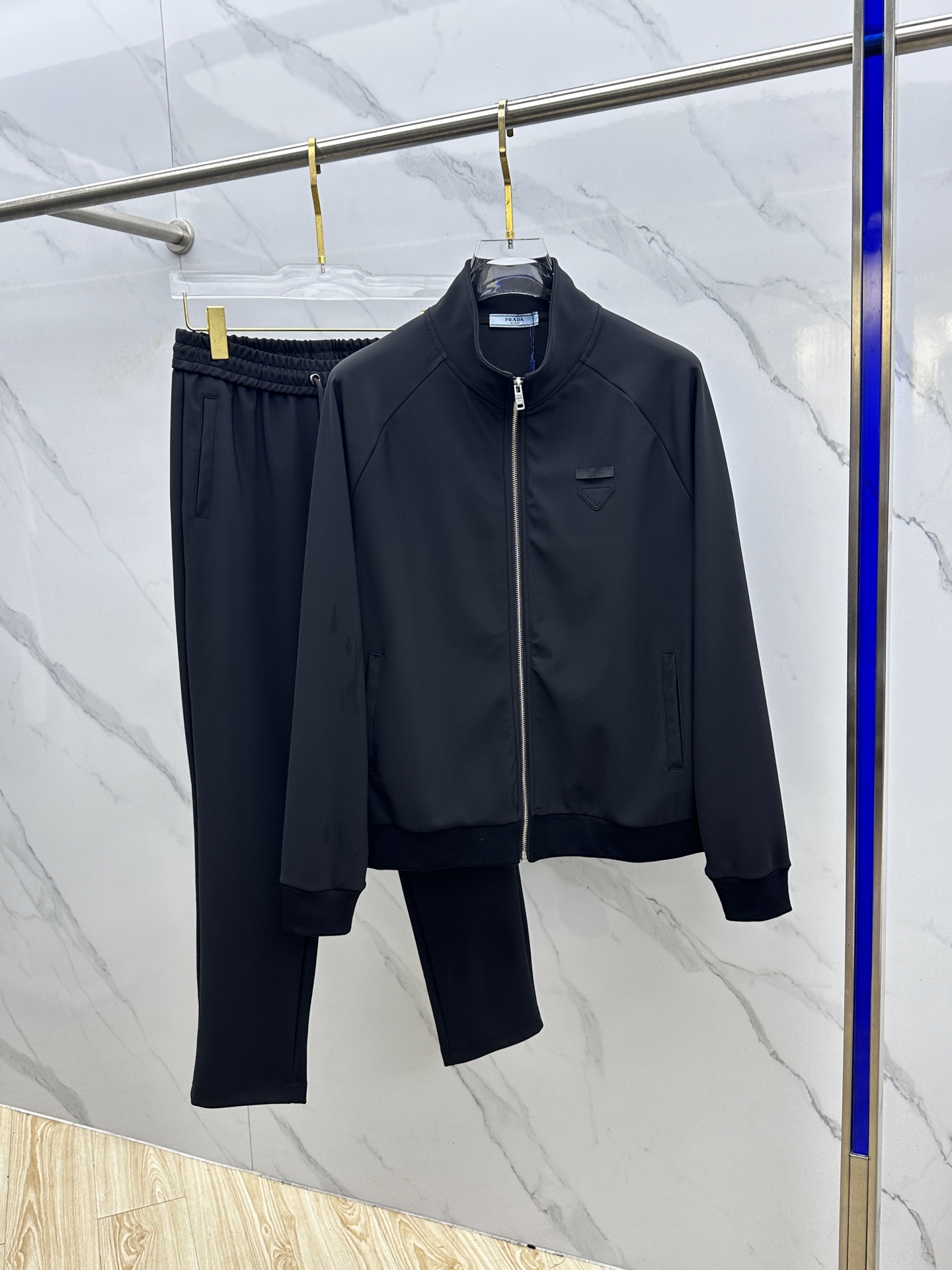 NO:537760,Prada 2025 autumn and winter new men's casual zipper stand collar set, fine cotton composite fabric, no pilling, long-term washing without deformation, integrating classic brand logo design, top quality counters for sale, top production process imported fabrics, unique design of counters, imported high-end custom imported silk thread feel first-class!  Like to come to the art Ls size M-3XL, prada, prada, alexander wang19860909Prada普拉达 2025秋冬新款男士休闲拉链立领套装,精棉复合面料,不起球,久洗不变形,融汇经典品牌logo设计,顶级的品质专柜在售,顶级制作工艺进口面料,专柜款独特设计,采用进口高端订制进口丝线手感一流！喜欢来术 Ls 尺码M-3XL,,prada,prada,alexander wang,Men's clothing