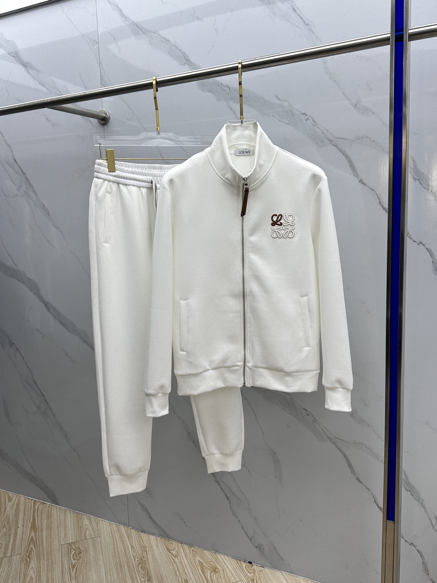 NO:537767,LOEWE 2025 autumn and winter new men's casual zipper stand collar set, selected air-layer fabrics, no pilling, long-term washing and no deformation, integrating classic brand logo design, top quality counters for sale, top production craft imported fabrics, unique design of counters, imported high-end custom imported silk thread feels first-class!  Like to come to the art Ls size M-3XL, loewe, loewe, alexander wang19860909LOEWE罗意威 2025秋冬新款男士休闲拉链立领套装,精选空气层面料,不起球,久洗不变形,融汇经典品牌logo设计,顶级的品质专柜在售,顶级制作工艺进口面料,专柜款独特设计,采用进口高端订制进口丝线手感一流！喜欢来术 Ls 尺码M-3XL,,loewe,loewe,alexander wang,Men's clothing