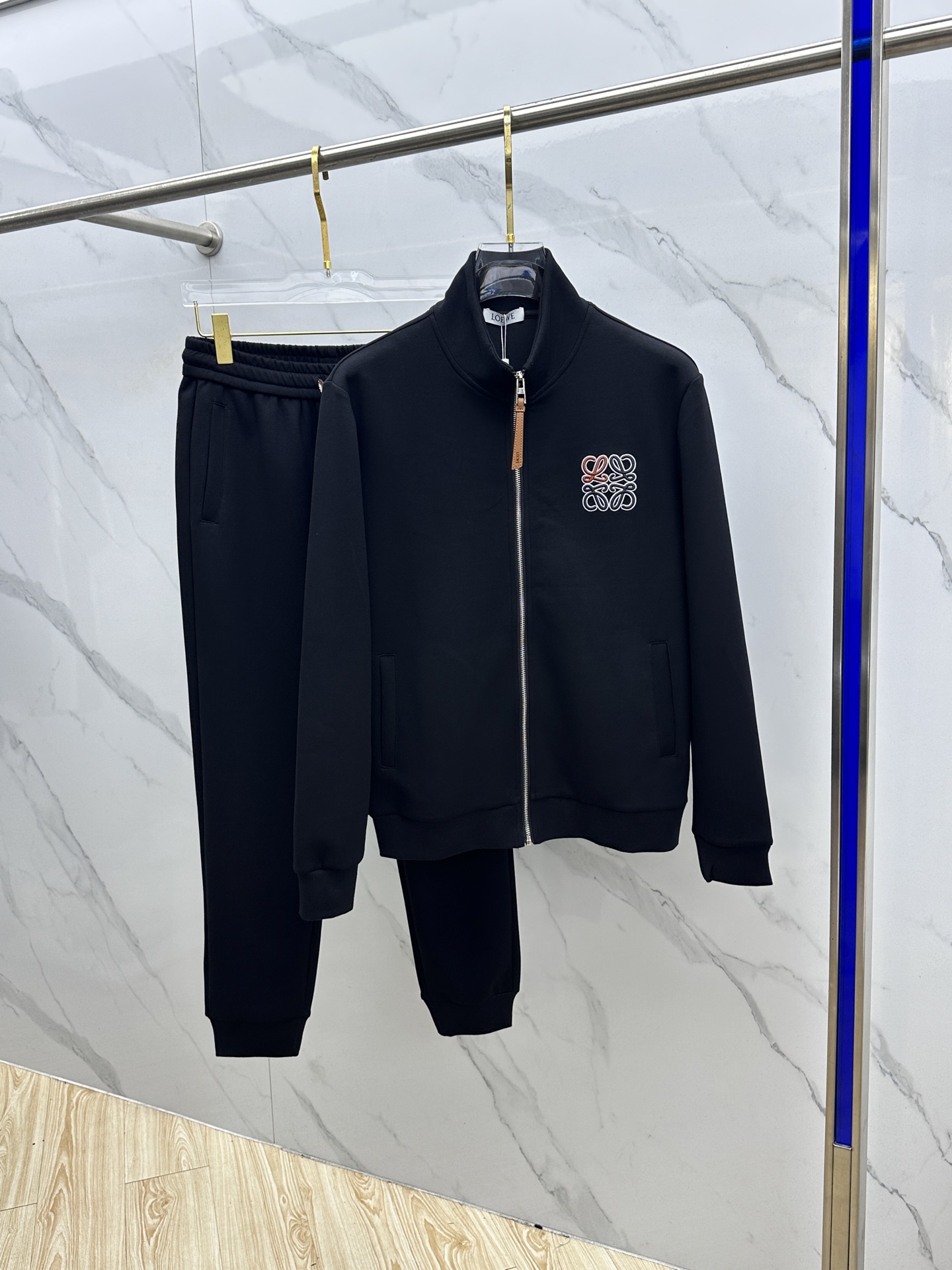 NO:537770,LOEWE 2025 autumn and winter new men's casual zipper stand collar set, selected air-layer fabrics, no pilling, long-term washing and no deformation, integrating classic brand logo design, top quality counters for sale, top production craft imported fabrics, unique design of counters, imported high-end custom imported silk thread feels first-class!  Like to come to the art Ls size M-3XL, loewe, loewe, alexander wang19860909LOEWE罗意威 2025秋冬新款男士休闲拉链立领套装,精选空气层面料,不起球,久洗不变形,融汇经典品牌logo设计,顶级的品质专柜在售,顶级制作工艺进口面料,专柜款独特设计,采用进口高端订制进口丝线手感一流！喜欢来术 Ls 尺码M-3XL,,loewe,loewe,alexander wang,Men's clothing