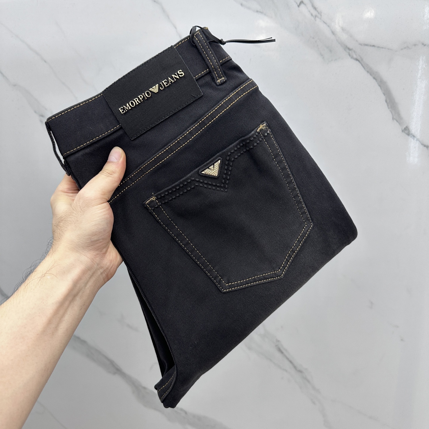 NO:607201,Amani high-end customization, 2025 early spring latest jeans, simultaneous sale at the counter, original custom-made replicas, customer-supplied hardware accessories, original quality, imported solid-color denim fabric, heavy washing, fine workmanship, and excellent upper body!  Preferred item Produced by A11 Size 30-38 No 35. 37, armani,jeans,alexander wang19860909Amani阿玛尼 高端定制、2025早春最新款牛仔裤 柜台同步发售 原版定制复刻 客供五金辅料 原单品质 进口固色牛仔面料 重工洗水 做工走线精细 上身绝佳！优选单品 A11出品 码数30-38无35. 37,,armani,jeans,alexander wang,Men's clothing