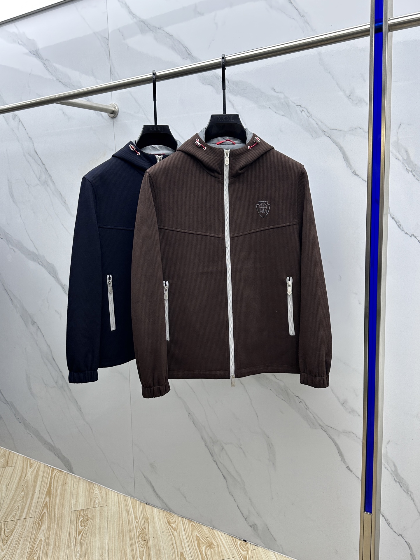 NO:547286,BC 2025ss new autumn and winter corduroy hooded jacket. The hooded design can protect against wind and cold to a certain extent while maintaining a sense of fashion. There is a brand label inside the collar and a classic brand embroidery pattern on the chest, highlighting the brand identity and hinting at the high-performance fabric characteristics.  The zipper has a high-quality texture, with BC written in English on the zipper head, and the zipper puller is made of the same color material (take the red model as an example), which gives a stronger overall feel. The zipper is smooth and easy to pull, and can fit the neckline well when closed, enhancing the windproof effect. The hem has an elastic edge design, which can better fit the body, maintain warmth, and can also create a better wearing style to prevent the loose hem from affecting the overall appearance.  The fiber component is 51 polyester fiber, which is a microfiber material. This fabric is wear-resistant and easy to care for, and is suitable for daily wear.hz   Size M-3XL,,jackets & coats,jackets & coats,hats,alexander wang19860909BC 2025ss秋冬新品条绒连帽夹克外套 连帽设计,在保持时尚感的同时,还能在一定程度上抵御风寒.领口内部带有品牌标签,胸前经典品牌刺绣图案,彰显品牌身份,暗示了这款的高性能面料特质. 拉链质感高级,拉链头上带有BC全英文字样,并且拉链拉片采用与同色的材质（以红色款为例）,整体感更强.拉链顺滑易拉,闭合时能很好地贴合领口,增强防风效果. 下摆处带有弹性收边设计,能够更好地贴合身体,保持温暖,同时也能塑造更好的穿着造型,避免下摆松散影响整体美观. 这款纤维成分为51聚酯纤维,属于微纤维材质,这种面料具有耐磨、易打理等特点,适合日常穿着.hz 尺码M-3XL,,jackets & coats,jackets & coats,hats,alexander wang,Men's clothing