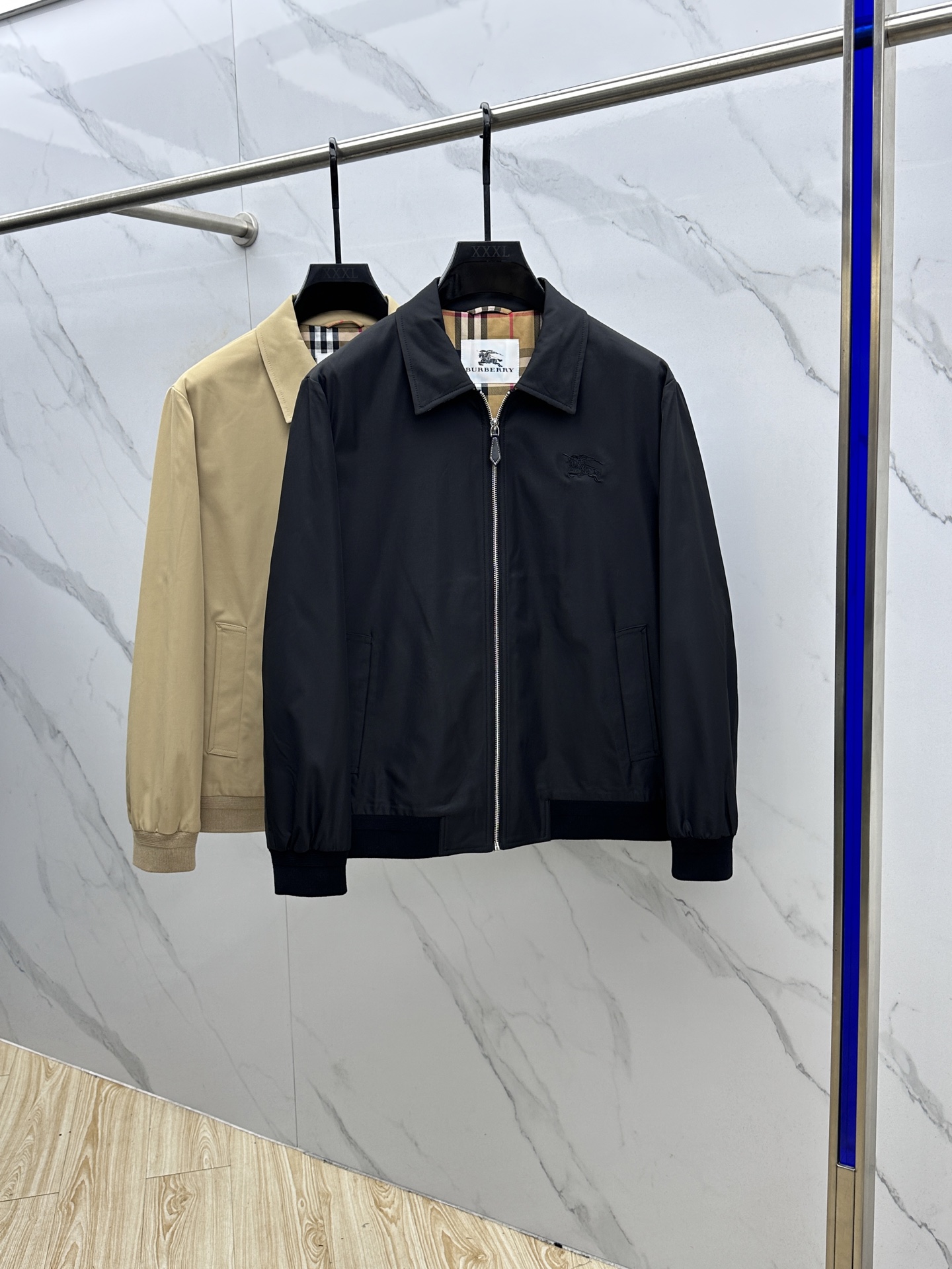 NO:547253,Burberry Burberry 25FW autumn and winter latest cotton BUR ace tip, original raw materials cotton mill specializes in long velvet worsted cotton blended twill material. The inside is Burberry classic point-check cotton fabric, presenting a regular style, B family men's fashion style hunting style functional business casual jacket jacket #pure blood quality, super heavy and high-end products, collection and appraisal grade, low-key and luxurious, elegant and noble!  Heavy high-density yarn worsted, first-class fabric properties, superior wind and rain resistance, and strong stain resistance and wear resistance. It has extremely strong texture, superior clarity and wrinkle resistance. The lining pattern embellishment belongs to the perfect family heritage, which is quite elegant and fashionable!  The color matching is light and versatile, with a solemn and harmonious style, and it is extremely practical and has a strong choice for urban elite men. It can be perfectly controlled in business commuting, official law, and trendy outings. It has both elegance and demeanor!  For quality control, quality control and fabric control, it is necessary to use equipment!  hz code count 48-56, burberry, burberry, jackets & coats, jackets & coats, alexander wang19860909Burberry巴宝莉 25FW秋冬最新出品 棉质BUR王牌尖货, 原厂原料棉纺厂特供长绒精纺棉质混纺斜纹材质打造.内侧为 Burberry 经典点格纹棉质面料,呈现常规版型,B家族男士时装款猎装风功能性商务休闲夹克外套#纯正血统品质,超重磅高奢产物,珍藏品鉴级,低调且奢华,优雅且高贵！ 重磅高密度纱线精纺,面料属性一流,具备优越的防风防雨特质,且具备较强的抗污性及耐磨性,质感极为强烈,挺括性优越,抗皱性极强,内衬图案点缀属于完美式家族式传承,颇为优雅且时髦！ 配色轻熟万能百搭,亦庄亦谐的风格,实穿性极强,都市精英男士首选,商务通勤、公务律政、出街休闲潮搭等场合皆可完美驾驭,优雅与风度兼备！对于品质控和品相控及面料控必入装备！hz 码数48-56,,burberry,burberry,jackets & coats,jackets & coats,alexander wang,Men's clothing