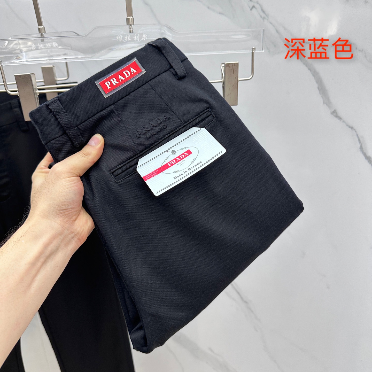 NO:539703,Prada 2025 early autumn new casual pants and trousers are released simultaneously on the official website, trouser body craft design, imported customer-supplied auxiliary materials, fabric customization, and OEM products are free of inspection!  Every detail is the ultimate, the original hardware accessories are trendy and stylish, and they are a must-have item for trendy people!  Original AX production!  Number of codes 30-40 has 35 no 37. 39, prada, alexander wang19860909Prada 2025早秋新品休闲裤西裤,官网同步发售,裤身工艺设计,进口客供辅料、面料定制,代工厂出品免检！每个细节做到极致,原版五金配件,潮范十足、上身有型帅气,潮人必备单品！ AX原单出品！ 码数30-40有35无37. 39,,prada,alexander wang,Men's clothing