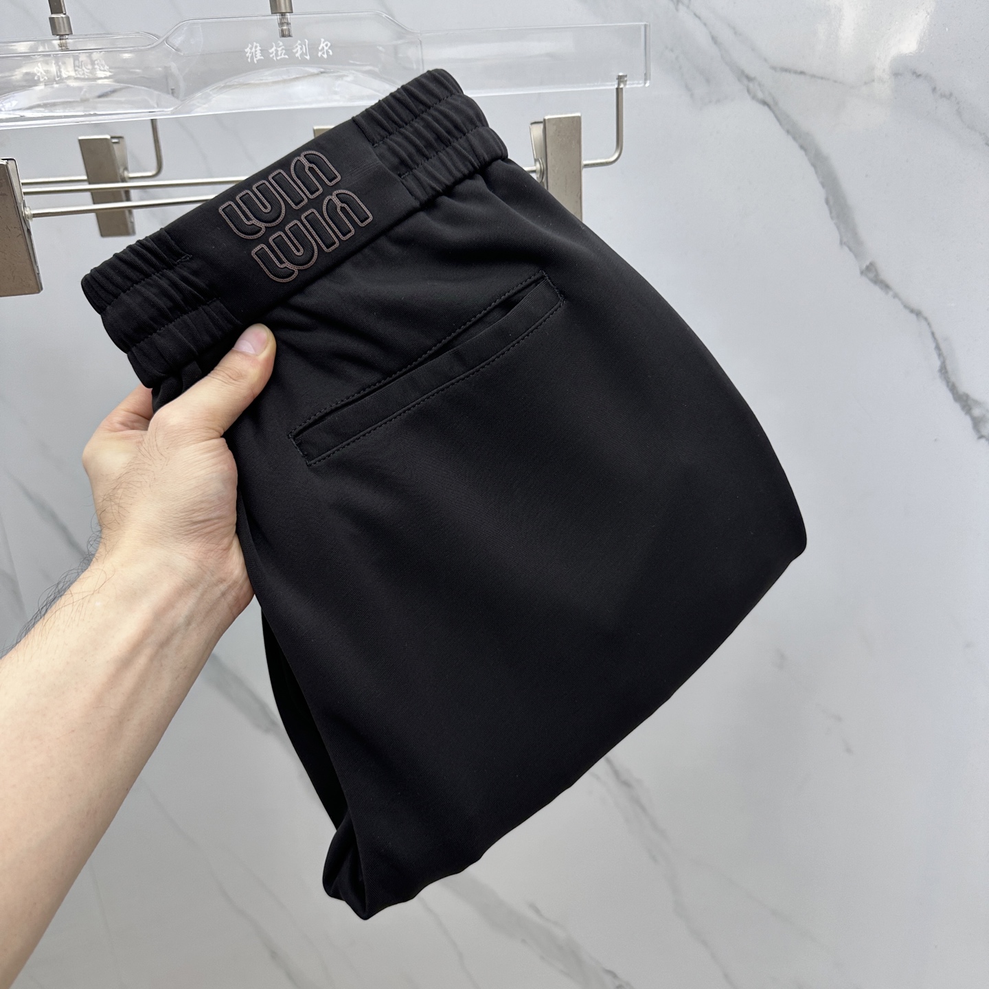 NO:539706,Miumiu 2025ss autumn and winter new straight-leg casual pants. It has a full drape, the comfort fabric is particularly soft, and the wrinkle resistance is full of high-end feeling. The elastic waist belt is easy to adjust the waist, and the elastic sports belt drawstring is convenient and practical!  Customized trouser rope auxiliary material pocket cloth is full of details, with oblique pocket design on both sides, perfect wiring and locking edges, neat tailoring, all of which are quality displays and loose styles. Be sure to enter!  !  !  The upper body can be easily controlled, taking into account daily and sports, very versatile. The quality is as good as ever. Just to reflect the details, hurry up and start A11 yards 29-38 without 37,,miumiu,alexander wang19860909miumiu缪缪 2025ss秋冬新款直筒休闲裤.垂感十足,舒适度面料特别柔软,抗皱能力上都是满满的高级感,松紧腰带便于调节腰围,松紧运动带抽绳方便实用！定制裤绳辅料口袋布细节满满,两侧斜插口袋设计,完美的走线和锁边,千净利落的剪裁,都是品质的展现,宽松版型.一定要入！！！上身都能轻松驾驭,兼顾日常和运动,非常的百搭 质量一如既往的好 只为从细节上体现,赶紧入手吧 A11 码数29-38无37,,miumiu,alexander wang,Men's clothing