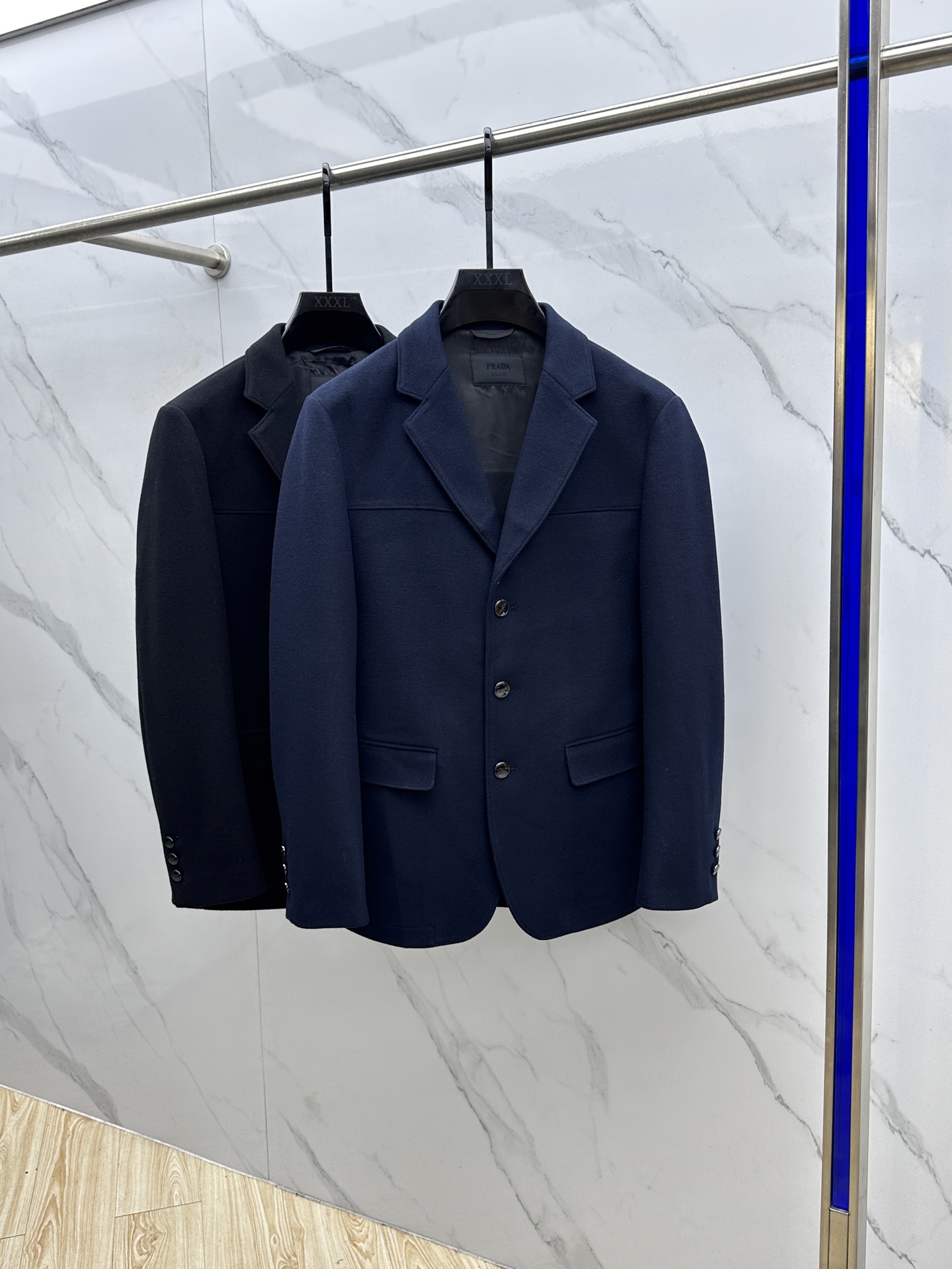 NO:539707,PRADA 2025ss Autumn and Winter New Men's Mid-Length Business Wool Suit!  The ultra-high-end top-tier ready-to-wear handmade series, the best in the suit field, the world-recognized top-grade fabrics and craftsmanship level, high-density fibers, make the texture and comfort of the fabric reach the pinnacle. The visual effect of drooping and gloss is first-class, beautiful and elegant, with gorgeous texture, and excellent gloss exudes a luxurious temperament. The fabric has been treated with no iron and wrinkle-free process and is very squeaked and stylish. The exquisite traditional handicrafts make the threads tightly sewn with silk, and has exclusive and excellent cutting technology, which conforms to rigorous ergonomic design. It is the first choice for urban elite men. It has perfect quality and first-class quality. It is very classy and stylish when giving gifts for your own use!  hz code count 48-56, prada, prada, business suit, alexander wang19860909PRADA普拉达 2025ss秋冬新款男士中长商务羊毛呢西装！超高端顶尖一线成衣手工系列,西装领域里的佼佼者,世界公认的顶级面料和工艺水平,高密度支数纤维,让面料的质感与舒适感达到登峰造极,垂感和光泽的视觉效果一流,绝美而优雅,肌理华丽十足,极好的光泽度透着贵奢气质,面料经过免烫抗皱工艺处理,非常挺刮有型,精湛的传统手工艺全贡针让走线严缝丝合,且拥有独家精良的裁剪技术,符合严谨的人体工程学设计,都市精英男士首选,品相完美一流,送礼自用都档次逼格十足！hz 码数48-56,,prada,prada,business suit,alexander wang,Men's clothing