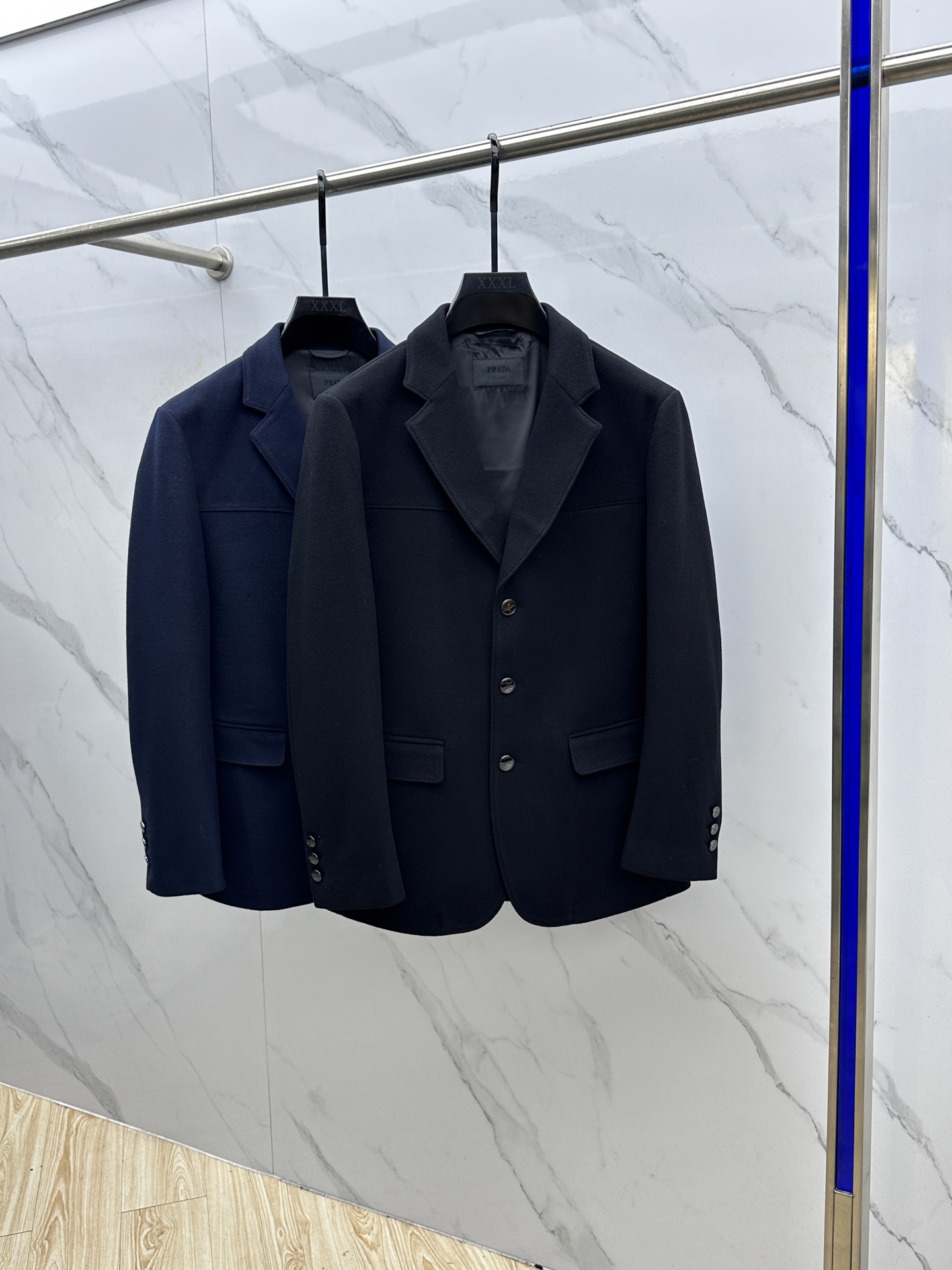 NO:539708,PRADA 2025ss Autumn and Winter New Men's Mid-Length Business Wool Suit!  The ultra-high-end top-tier ready-to-wear handmade series, the best in the field of suits, the world-recognized top-grade fabrics and craftsmanship level, and high-density fibers make the texture and comfort of the fabric reach the peak. The visual effect of drooping and gloss is first-class, beautiful and elegant, with gorgeous texture, and excellent gloss exudes a luxurious temperament. The fabric has been treated with no iron and wrinkle-free process and is very squeaked and stylish. The exquisite traditional handicrafts make the threads tightly sewn with silk, and has exclusive and excellent cutting technology, which conforms to rigorous ergonomic design. It is the first choice for urban elite men. It has perfect quality and first-class quality. It is very classy and stylish when giving gifts for your own use!  hz code count 48-56, prada, prada, business suit, alexander wang19860909PRADA普拉达 2025ss秋冬新款男士中长商务羊毛呢西装！超高端顶尖一线成衣手工系列,西装领域里的佼佼者,世界公认的顶级面料和工艺水平,高密度支数纤维,让面料的质感与舒适感达到登峰造极,垂感和光泽的视觉效果一流,绝美而优雅,肌理华丽十足,极好的光泽度透着贵奢气质,面料经过免烫抗皱工艺处理,非常挺刮有型,精湛的传统手工艺全贡针让走线严缝丝合,且拥有独家精良的裁剪技术,符合严谨的人体工程学设计,都市精英男士首选,品相完美一流,送礼自用都档次逼格十足！hz 码数48-56,,prada,prada,business suit,alexander wang,Men's clothing