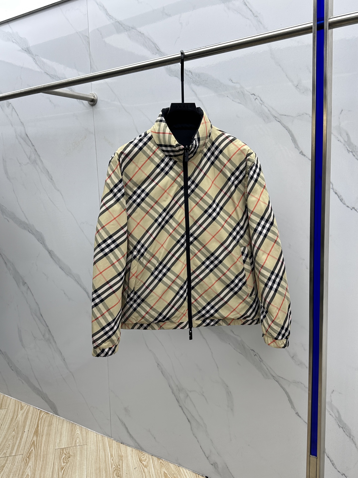 NO:539709,Burberry Burberry hits a double-sided short down jacket!  One side Vintage vintage check + one side TB letter embroidered black, both sides can be worn!  It demonstrates the aesthetics of sports while showing soft style, with a hidden collar hood, three-dimensional tailoring H-style classic and fashionable and handsome!  Imported machine sewing line craftsmanship. Original hardware accessories. Premium handmade hz size 48-56, burberry, burberry, down jacket, hats, alexander wang19860909Burberry巴宝莉 爆款 双面可穿短款羽绒服！一面Vintage 复古格纹+一面TB字母刺绣黑色 两面可穿！彰显运动美学的同时展现柔美风格, 藏领风帽,立体剪裁H版型经典时髦又帅气！进口机缝制线条工艺.原版五金配件 精品手工制作 hz 尺码48-56,,burberry,burberry,down jacket,hats,alexander wang,Men's clothing