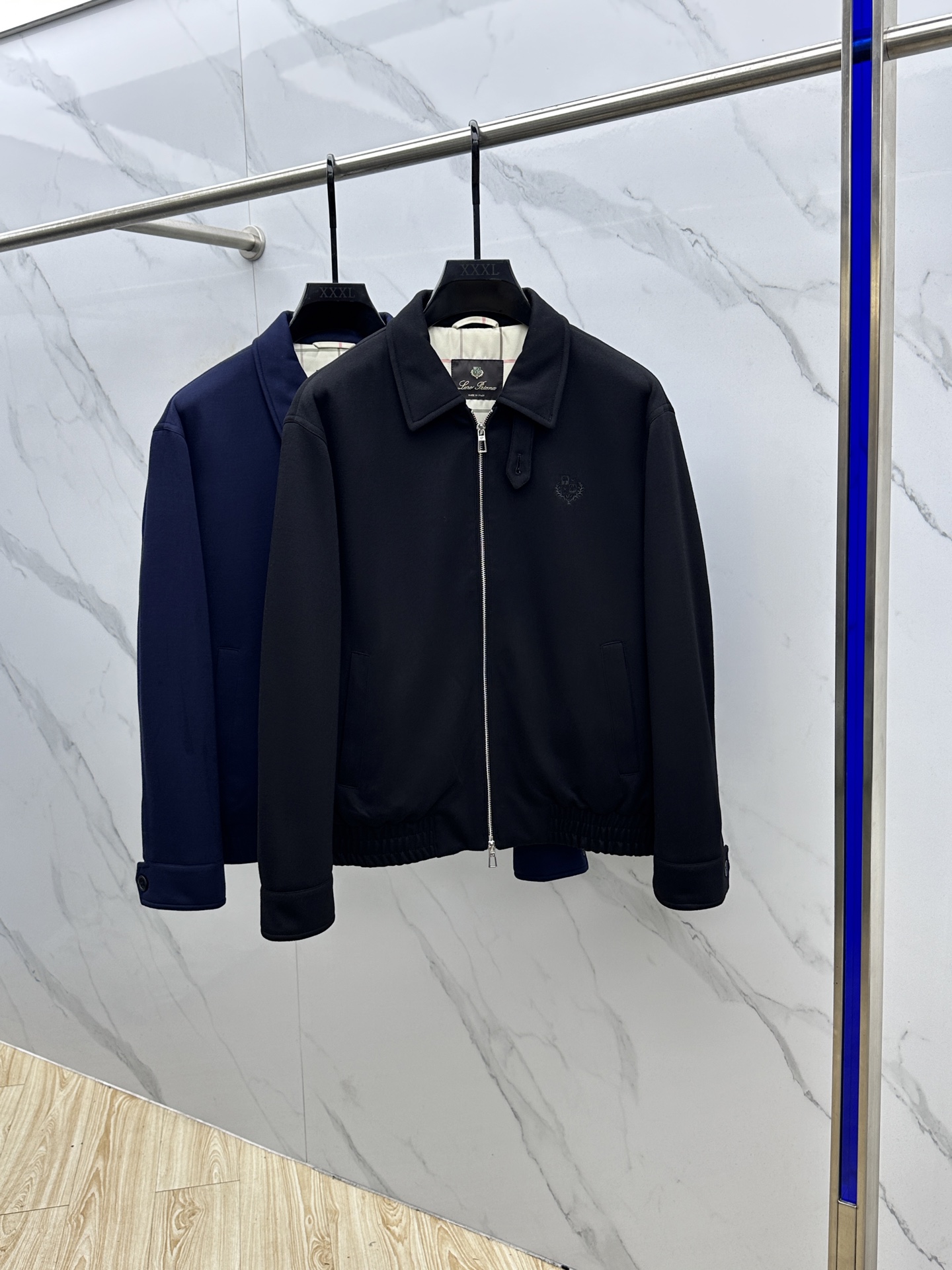 NO:539712,LP 1955ss autumn and winter new product lapel business jacket!  Exclusive custom fabric, simple and elegant, clean and neat tailored, soft, glutinous and dry, and the upper body effect is crisp and stylish. The three-dimensional cutting process and the pattern are all high-standard and appropriate silhouette versions!  It is not tight yet. With so many top-level raw materials, we create high-end products with unparalleled value, and the upper body effect is super good!  hz size M-3XL, loro piana, jackets & coats, jackets & coats, alexander wang19860909LP 1955ss秋冬新品翻领商务外套夹克！独家定制面料,简单大方 干净利落剪裁 ,手感软糯干爽,上身效果挺括有型.立体裁剪工艺,版型上都是高标准,恰当好处的廓型版！又恰恰不紧绷,如此众多的顶级原料,打造出价值感无与伦比的高端产品,上身效果超级好看！hz 尺码M-3XL,,loro piana,jackets & coats,jackets & coats,alexander wang,Men's clothing