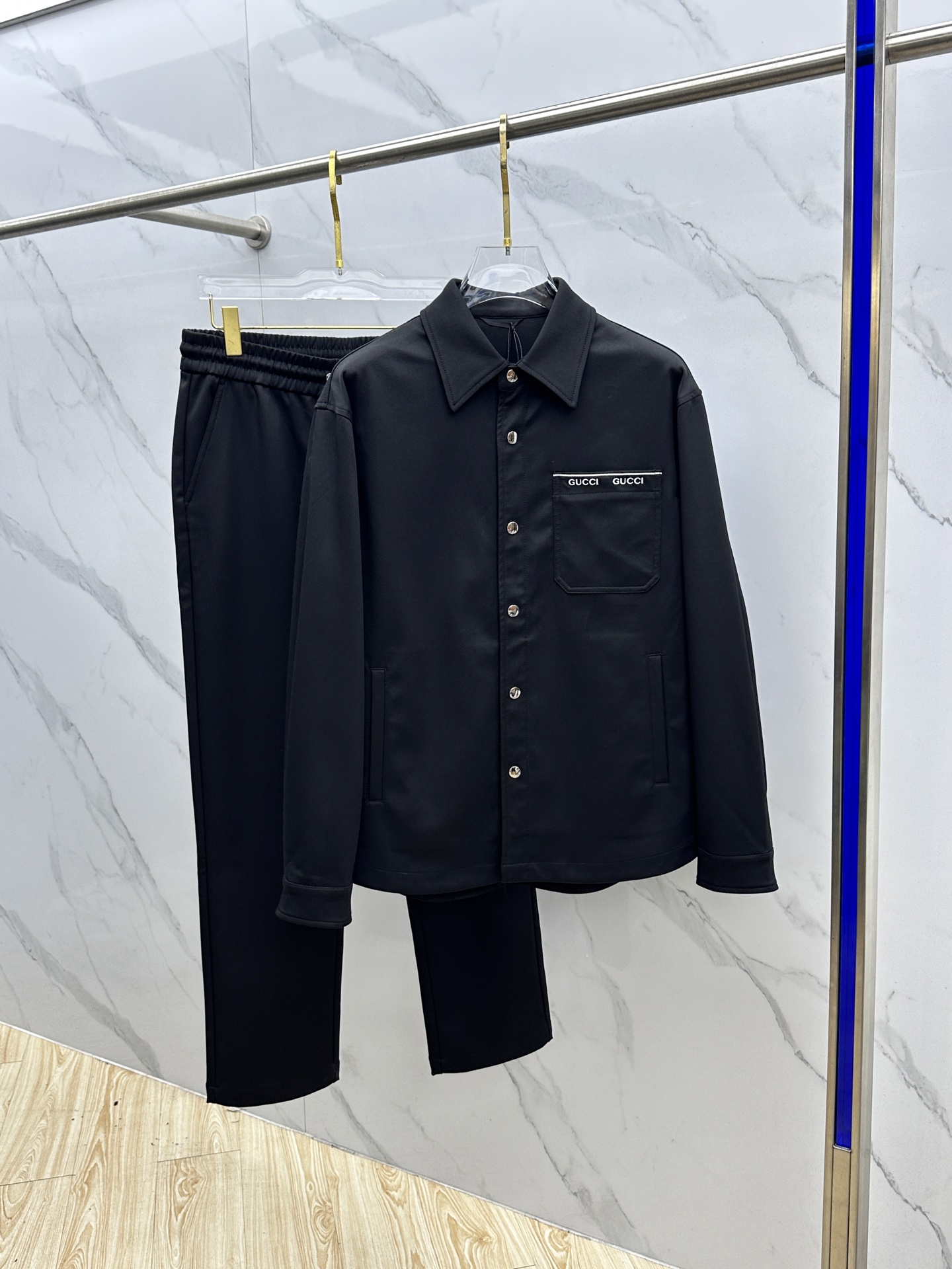 NO:539704,GUCCI Gucci 2025 autumn and winter new suit catwalk catwalk new style release catwalk custom original high-end fabric, paired with snap jacket, the style design is very fashionable, the style is super good and not easy to wrinkle, no pilling, the details are perfect and flawless, the upper body is upright and stylish, the effect is great, versatile and fashionable, high-end custom series 023 yards M-3XL,,gucci,gucci,jackets & coats,alexander wang19860909GUCCI古驰 2025秋冬新款套装走秀T台 新款发布 走秀款 定制原版高端面料 ,搭配按扣夹克 版型设计非常洋气 版型超好不易褶皱 不起球 细节走线完美无瑕疵 上身挺拔有型 效果棒棒哒 百搭又不失时尚感 高端定制系列023 码数M-3XL,,gucci,gucci,jackets & coats,alexander wang,Men's clothing