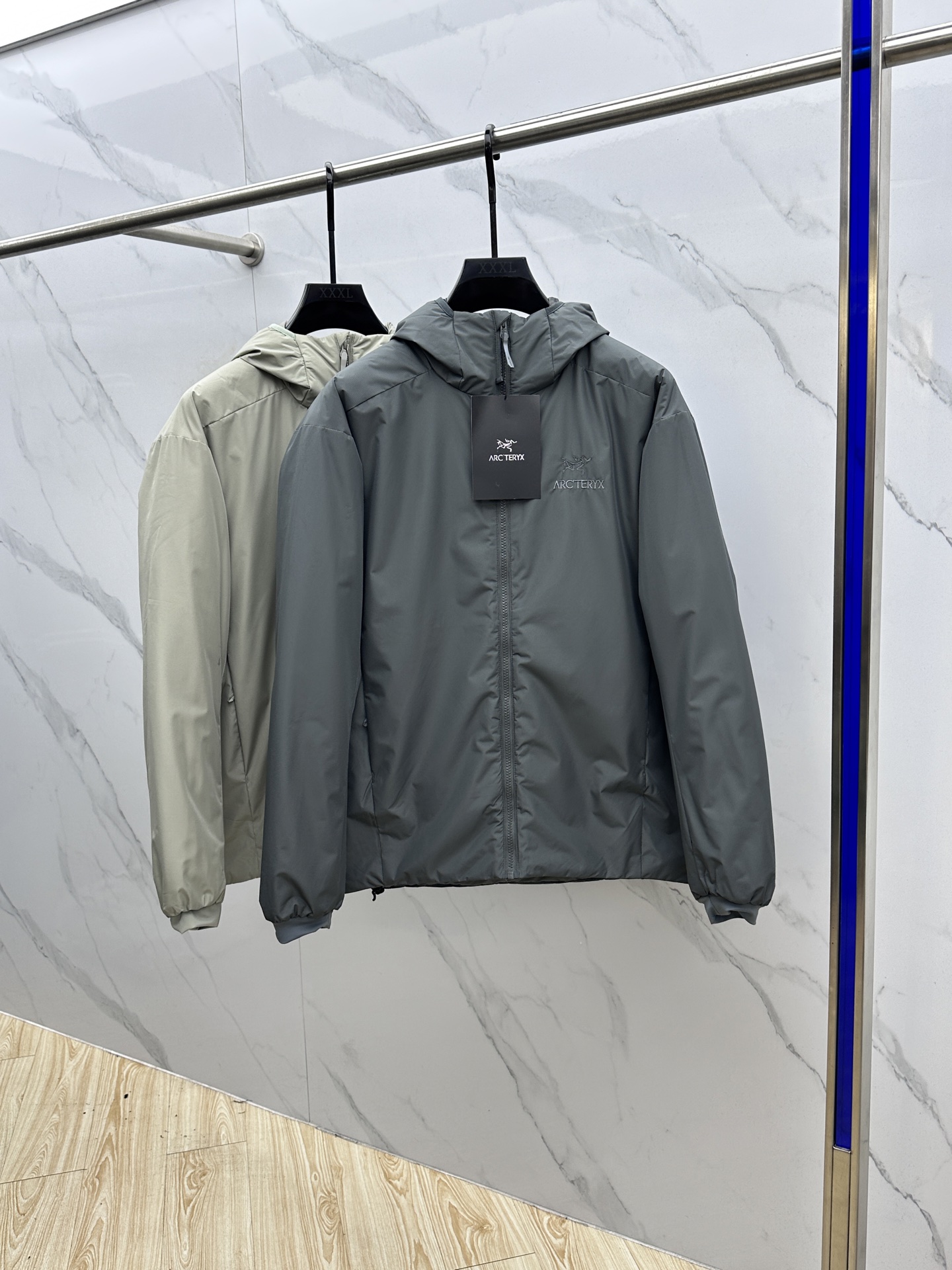 NO:548721,Archaeopteryx (ARCTERYX) 2025ss new hooded warm cotton jacket, simple design, with brand logo, suitable for daily wear or light outdoor activities, embroidery logo, very light and warm, real C-cotton filled underarm splicing fabric, more ergonomic, very good workmanship, easily superimposed on the outside, and has a longer service life. Used for hiking in autumn and winter!  hei size M-3XL,arc'teryx,hats,alexander wang19860909始祖鸟（ARCTERYX）2025ss新款连帽保暖棉服,简约设计,带有品牌标志,适合日常穿搭或轻度户外活动,刺绣标 非常轻盈 保暖 真正的C棉填充腋下拼接面料 更符合人体工学 做工非常好 ,在外面轻松叠加硬壳,软壳,使用寿命更长.使用于秋冬徒步！hei 尺码M-3XL,arc'teryx,hats,alexander wang,Men's clothing