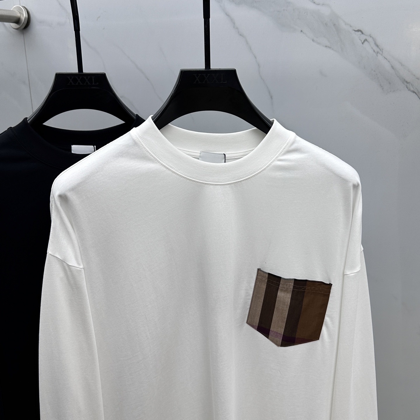 🆕Burberry巴宝莉 2025SS早秋新款胸前格子口袋标识长袖T恤，基础款推荐！百搭战神！胸前格子口